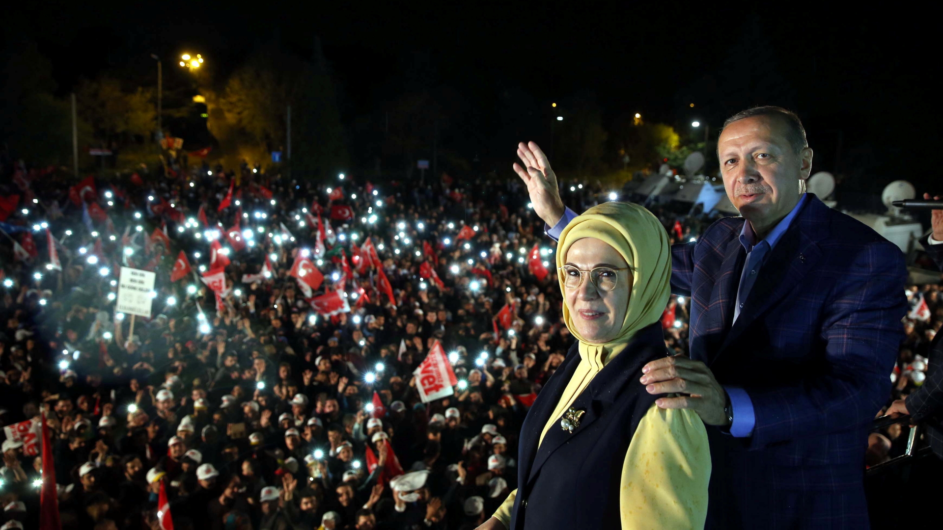 Erdogan mit seiner Frau vor Anhängern in Istanbul | REUTERS