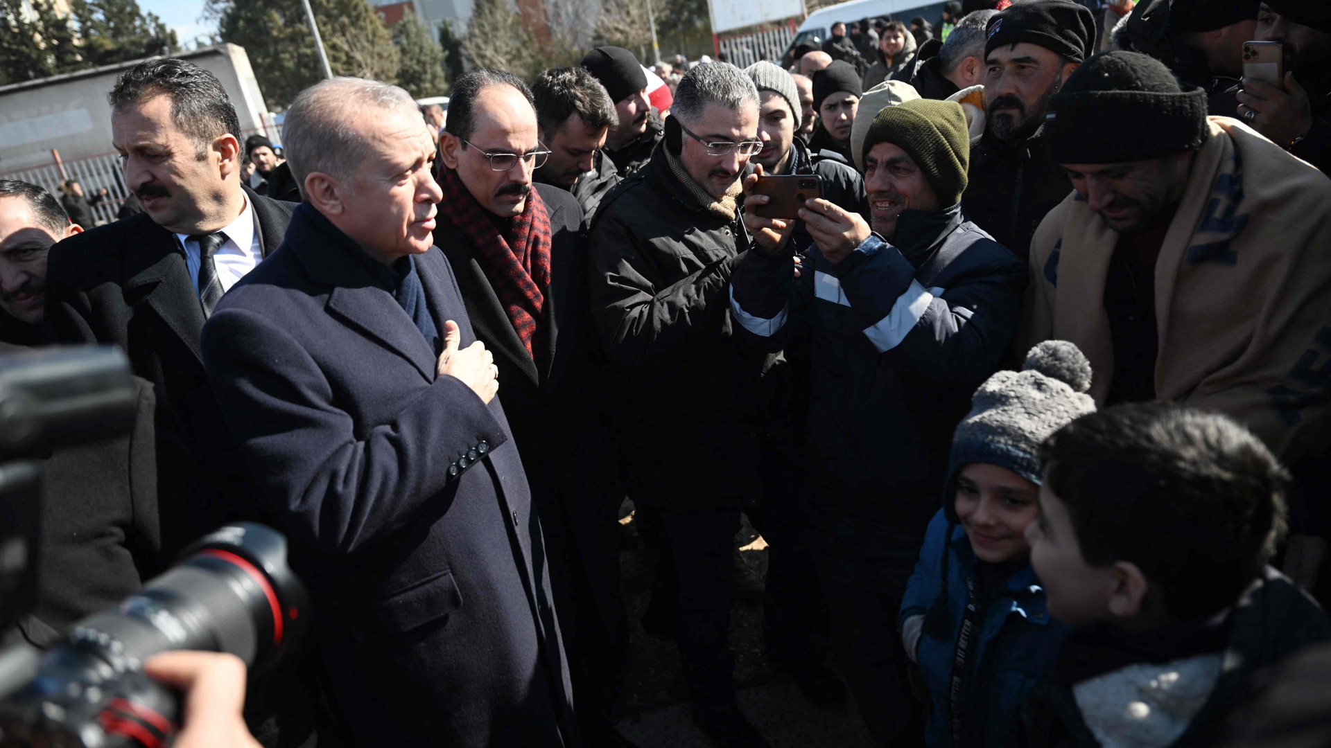 Recep Tayyip Erdogan trifft bei seinem Besuch in der Stadt Kahramanmaras mit Einwohnern zusammen.