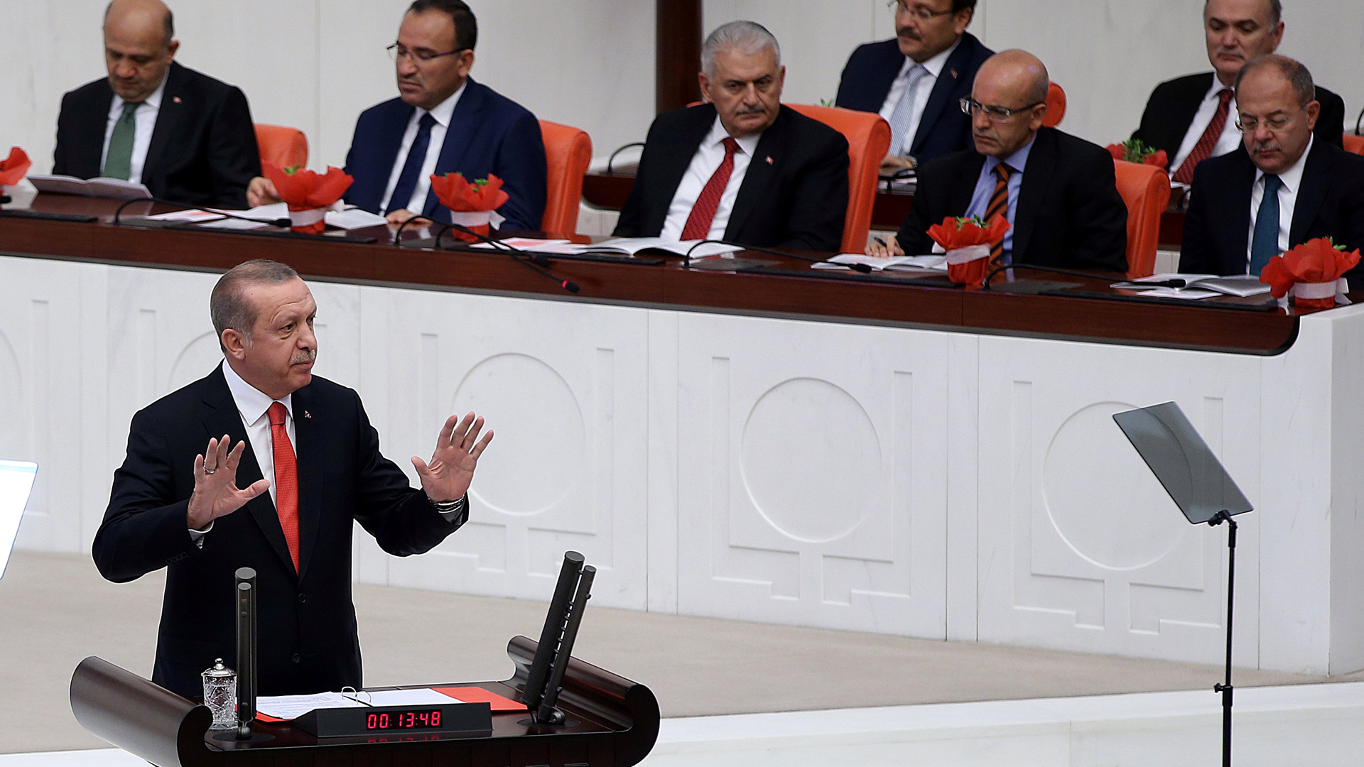 Erdogan spricht im Parlament.