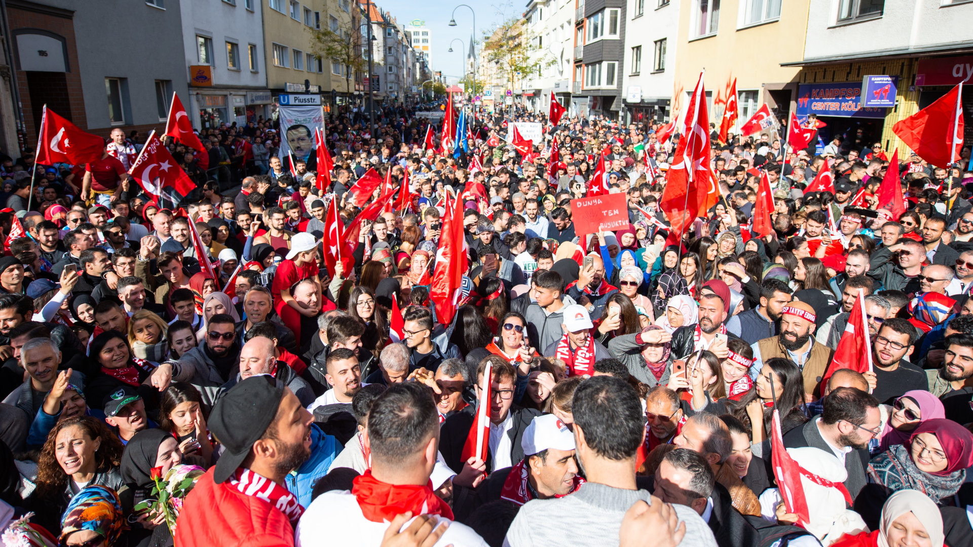 Anhänger des türkischen Präsidenten REcep Tayyip Erdogan bei dessen Besuch in Köln. | Bildquelle: dpa