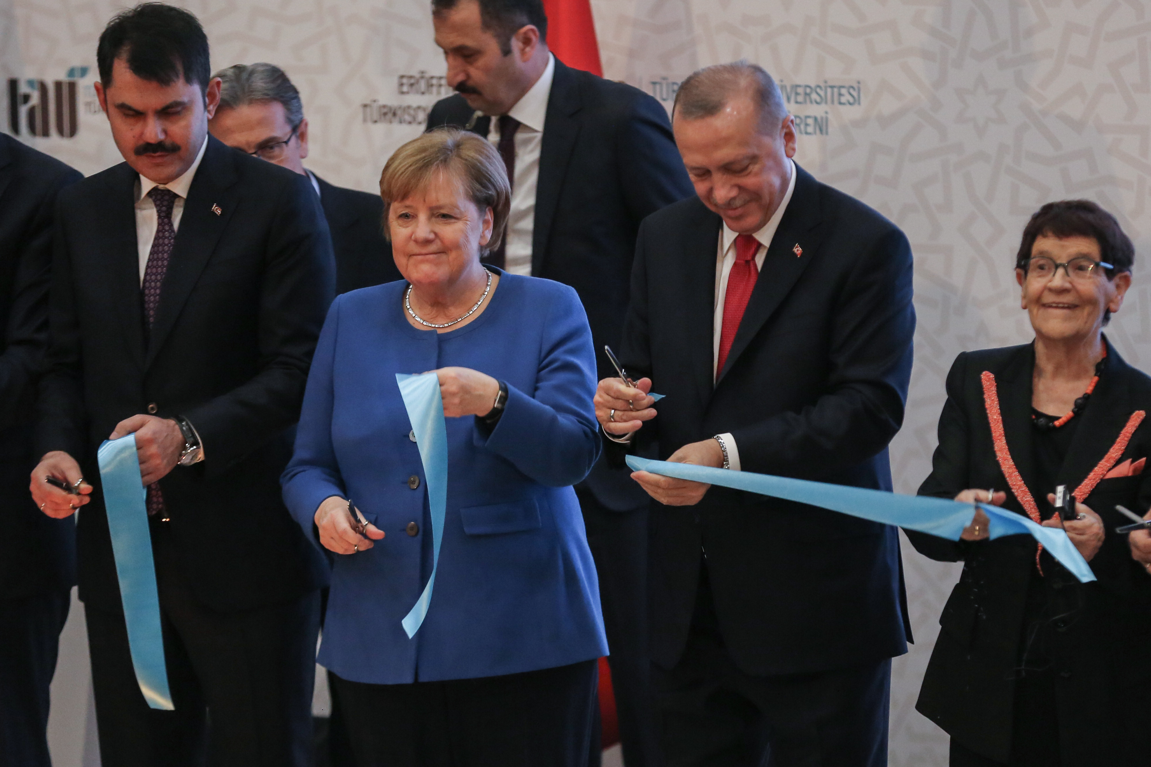 Merkel und Erdogan schneiden ein Band zur Inbetriebnahme des Campus der Türkisch-Deutschen-Universität in Istanbul durch (Januar 2020) | picture alliance/dpa/dpa Pool