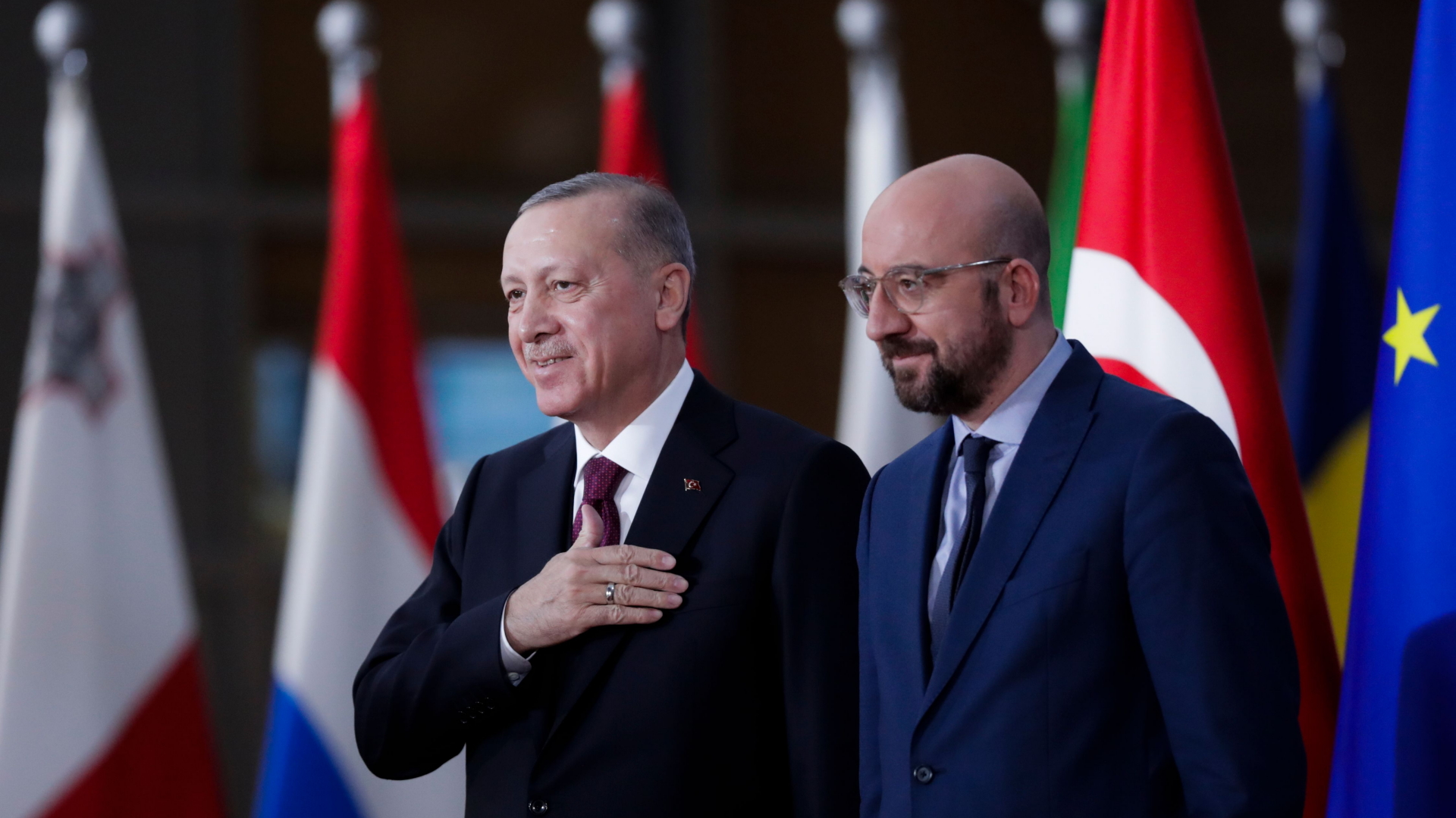 Der türkische Präsident Erdogan steht vor Beratungen in Brüssel neben dem EU-Ratspräsidenten Michel. | OLIVIER HOSLET/EPA-EFE/Shutterst