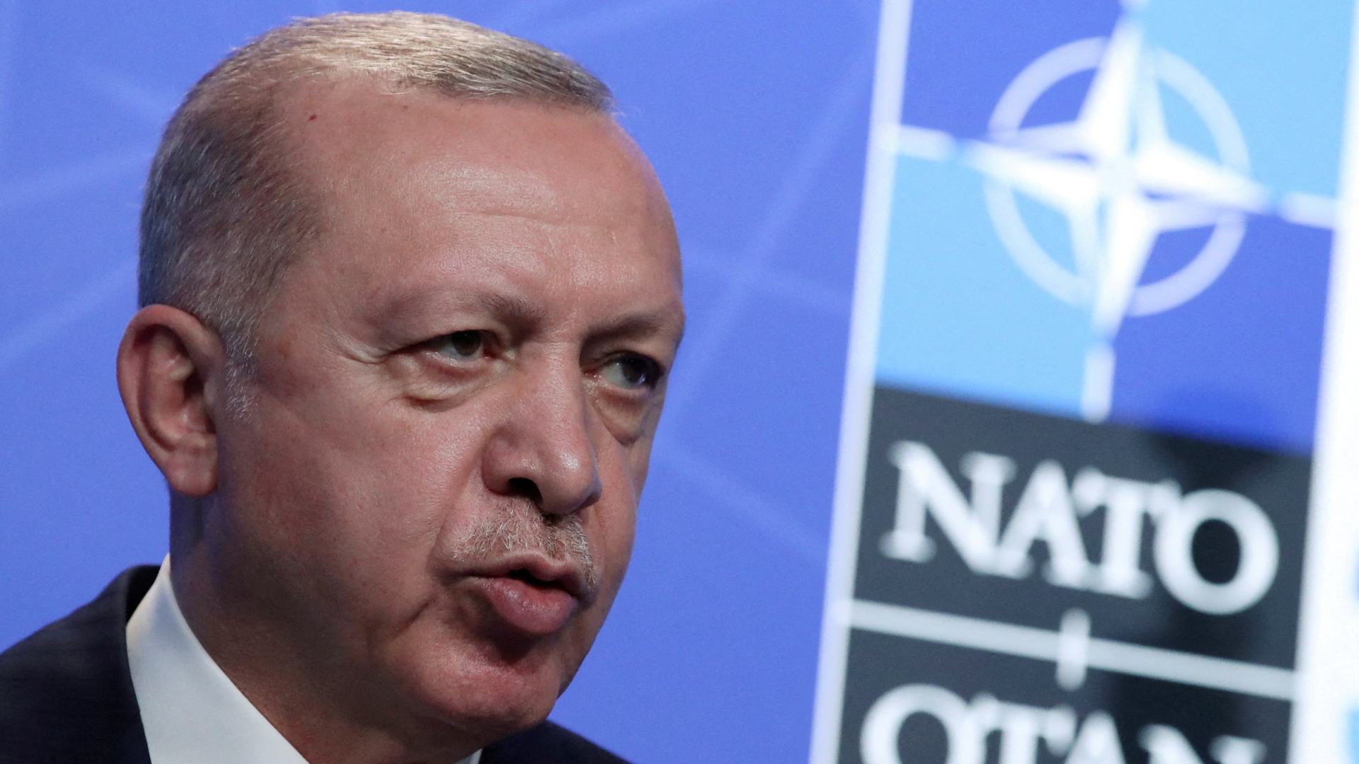 Recep Tayyip Erdogan vor einem NATO-Schriftzug | REUTERS