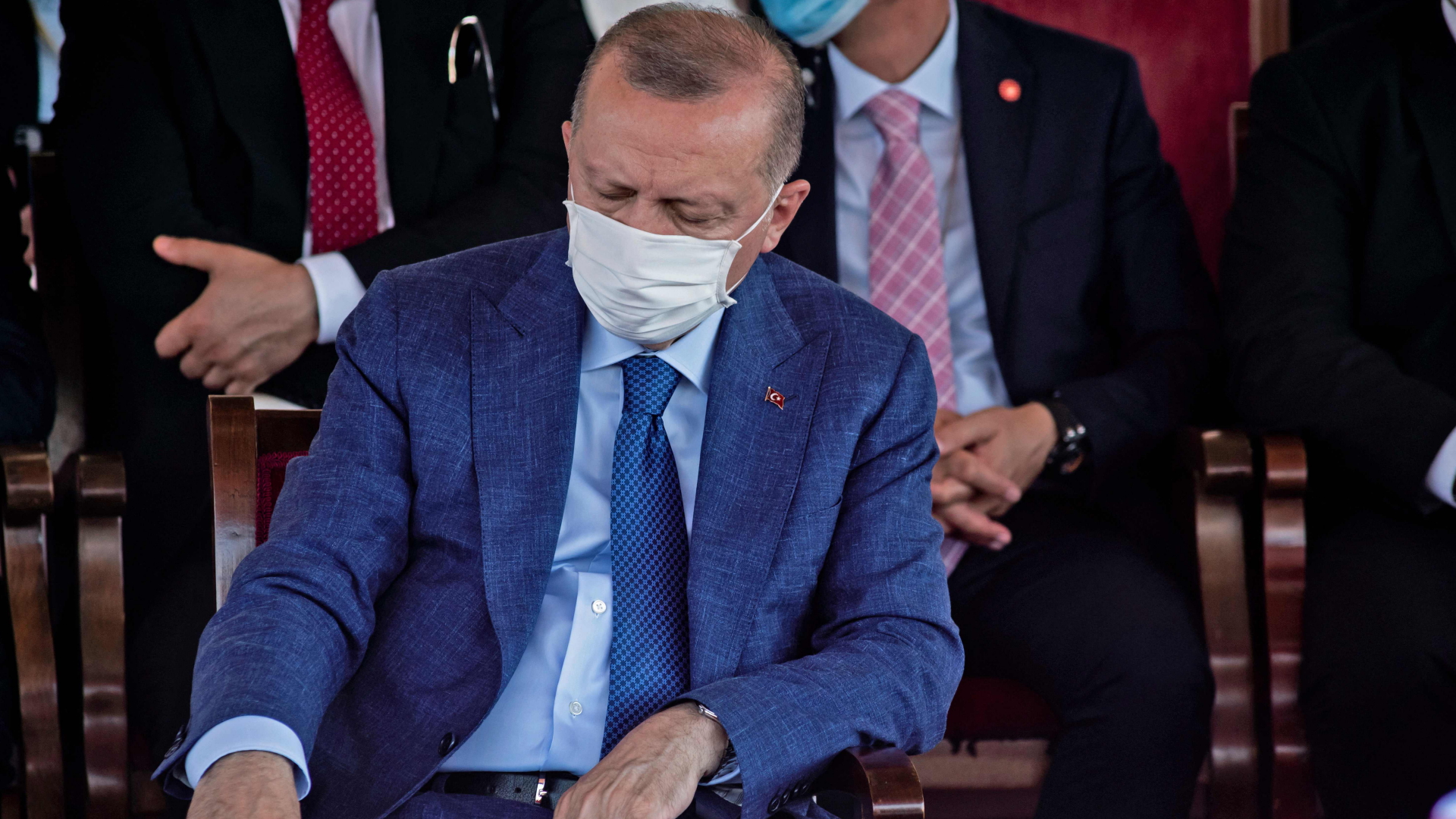 Während einer Militärparade in Nikosia (Nord-Zypern) am 20. Juli 2021 nickt der türkische Präsident Erdogan kurz ein. | AFP