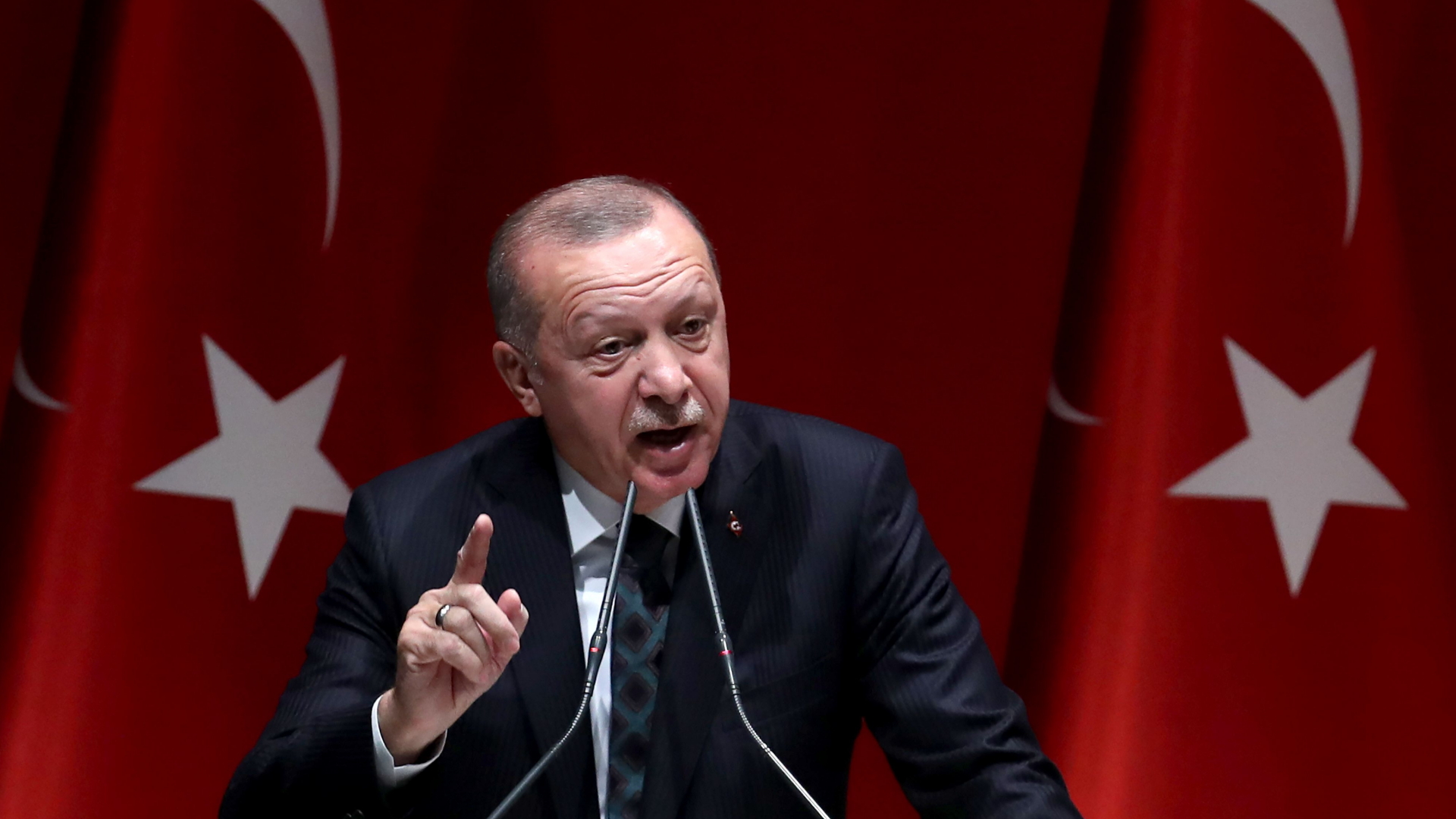 Der türkische Präsident Recep Tayyip Erdogan spricht vor Mitgliedern der AKP. | AFP