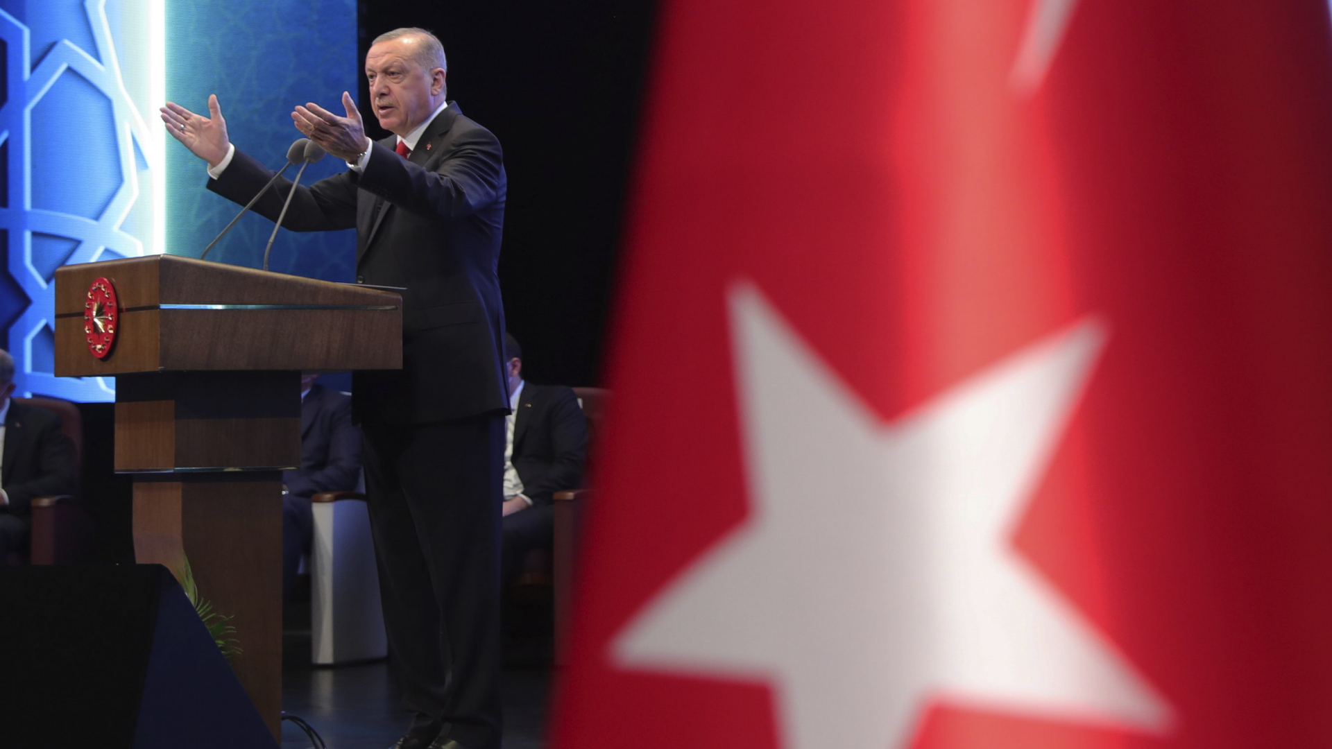Der türkische Präsident hält eine Rede. | AP