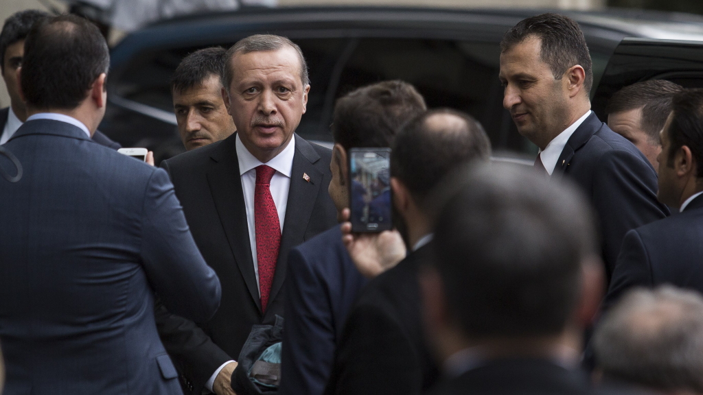 Abgeschirmte Fronten: Auf dem Weg zu einem Auftritt in Washington grenzen Leibwächter den türkischen Präsidenten Erdogan von den anwesenden Journalisten ab. | null