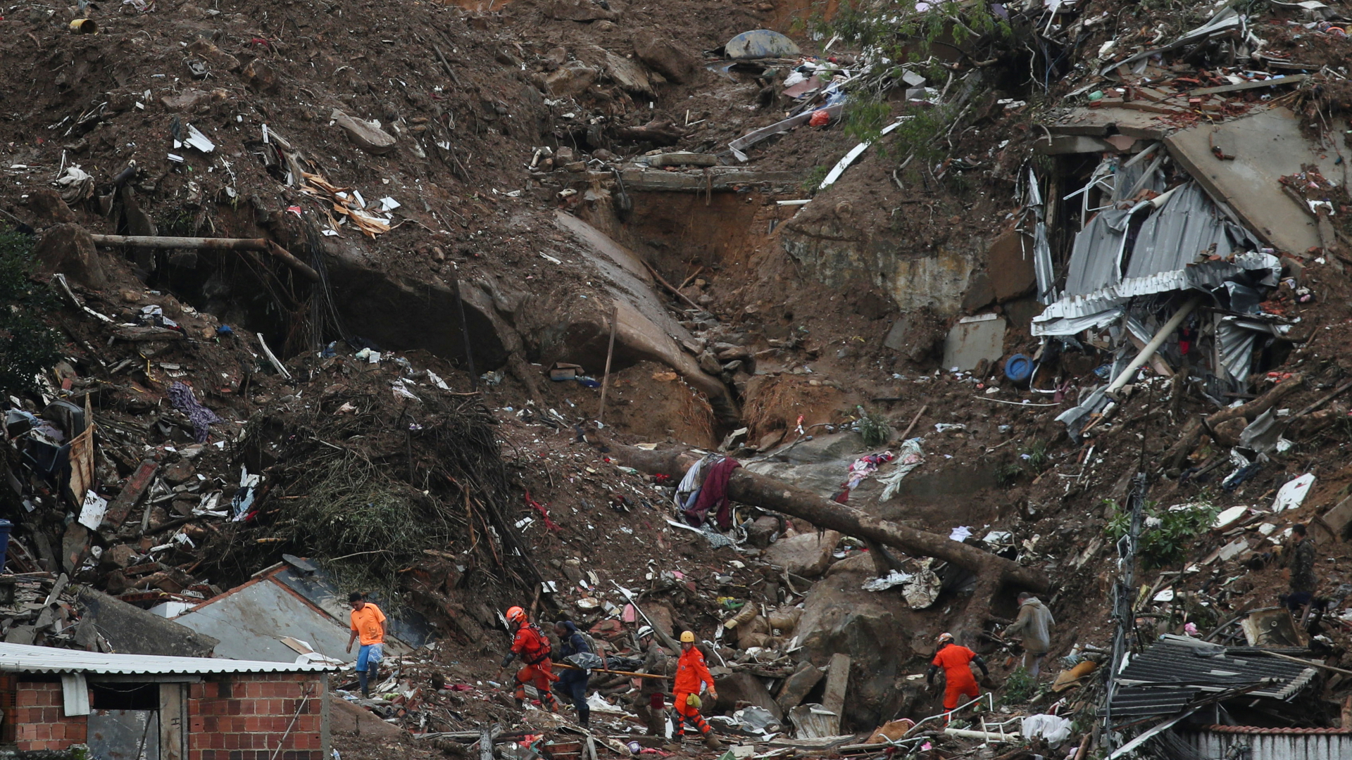 Bergungsarbeiten in Petrópolis nach Erdrutschen. | REUTERS