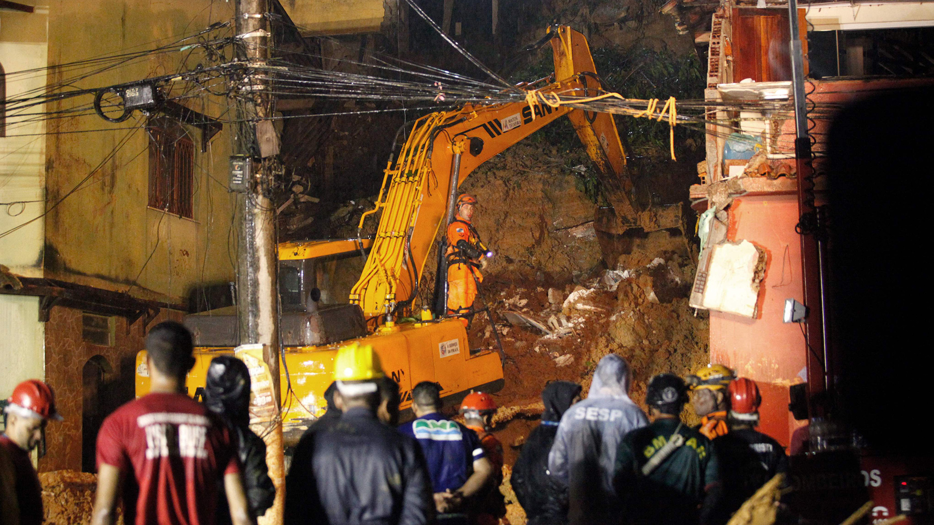 Ein Bagger arbeitet an einem zerstörten Haus. | AFP