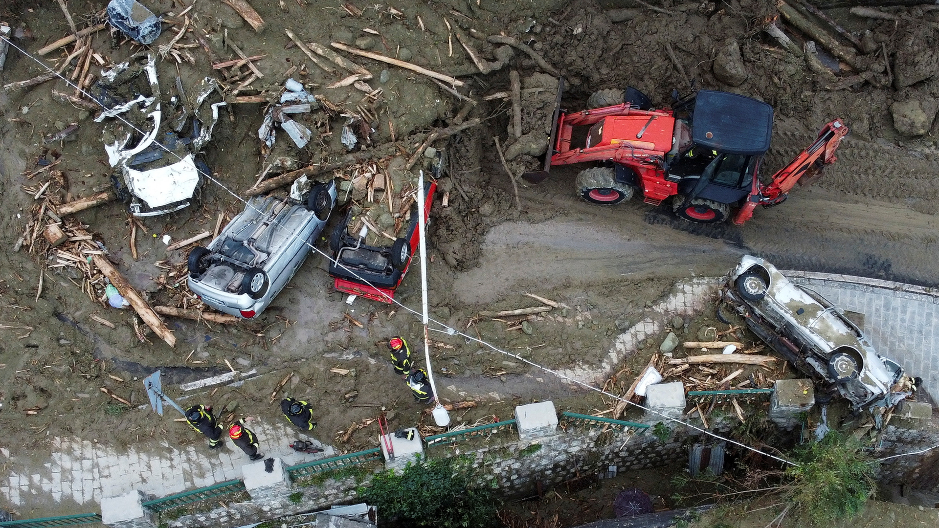 Rettungskräfte und ein Bagger beim Einsatz nach dem Erdrutsch auf Ischia | REUTERS