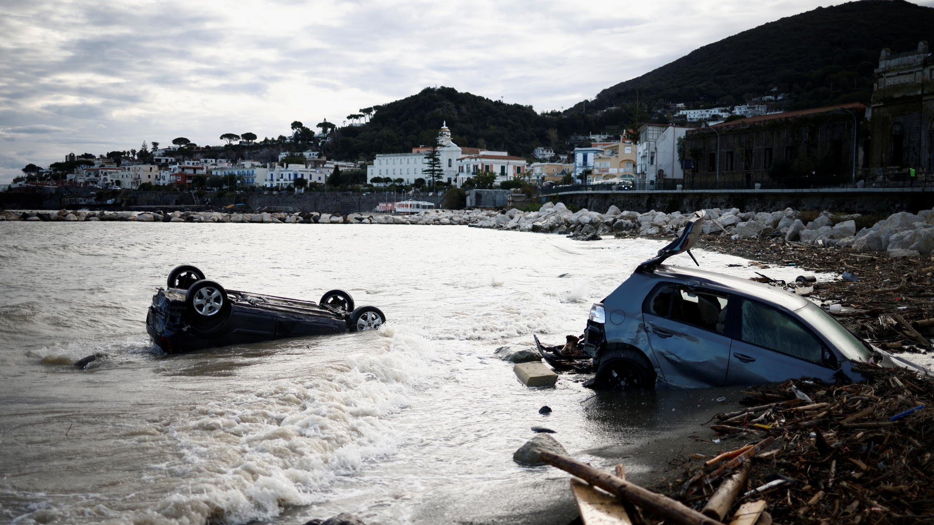 Mehrere Autos wurden durch die Wucht der Wasser- und Schlammmassen ins Meer gespült | REUTERS