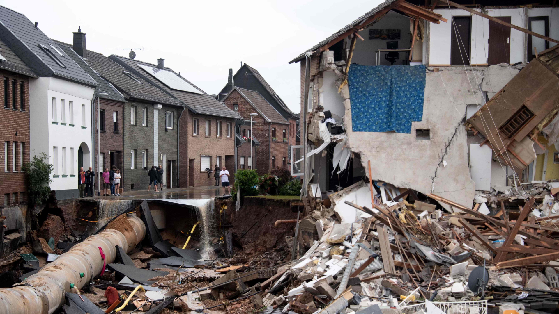 Die Ruine eines eingestürzten Hauses in Erftstadt. | AFP