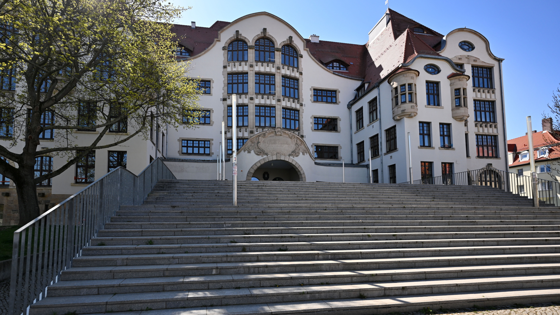 Das Gutenberg-Gymnasium 20 Jahre nach dem Amoklauf. Am 26. April 2002 erschießt ein ehemaliger Schüler am Gutenberg-Gymnasium 16 Menschen und tötet sich anschließend selbst. | dpa