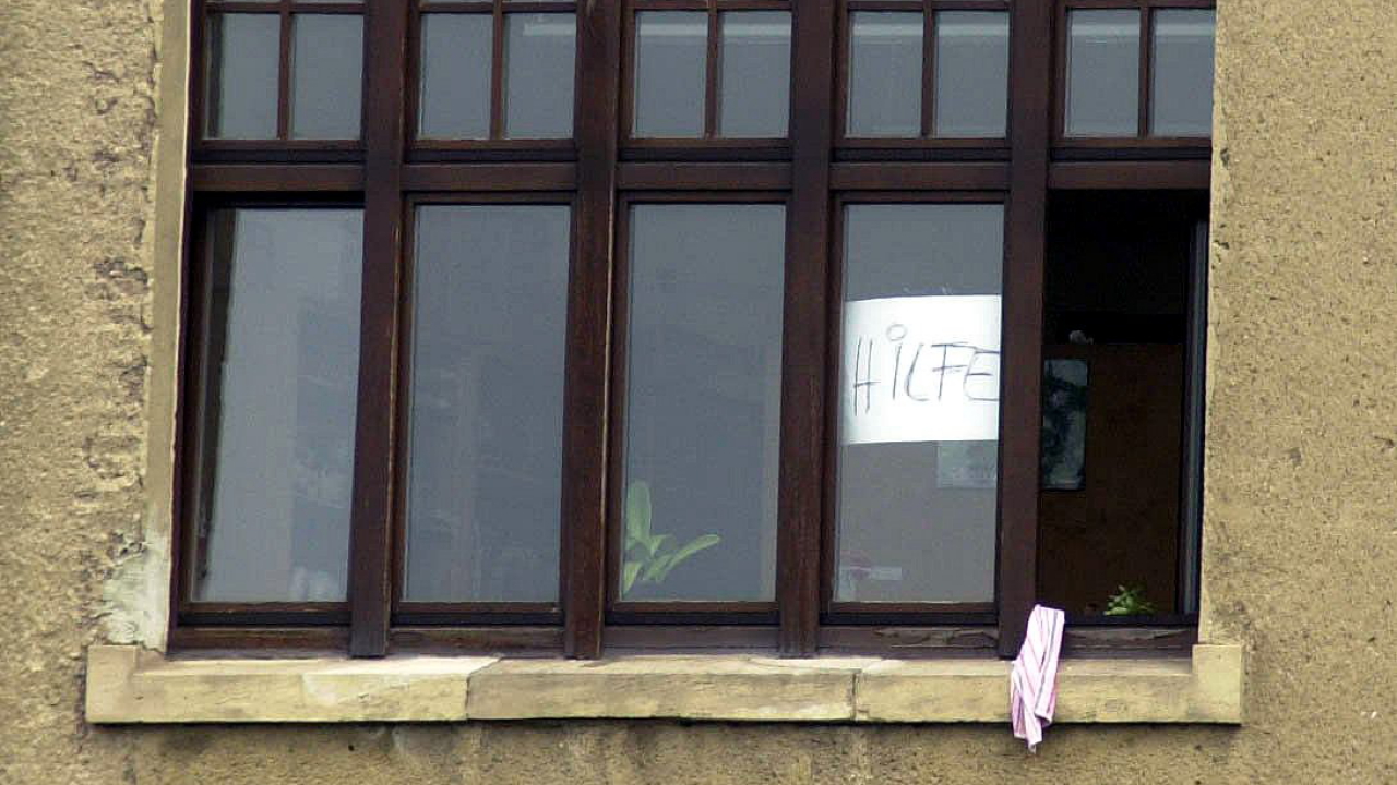  In einem Fenster des Erfurter Gutenberg-Gymnasiums ist am 26.04.2002 ein Zettel mit der Aufschrift "Hilfe" angebracht. Zwei Jahrzehnte ist es her, dass ein Ex-Schüler am Gutenberg-Gymnasium 16 Menschen und sich selbst erschoss.  | dpa