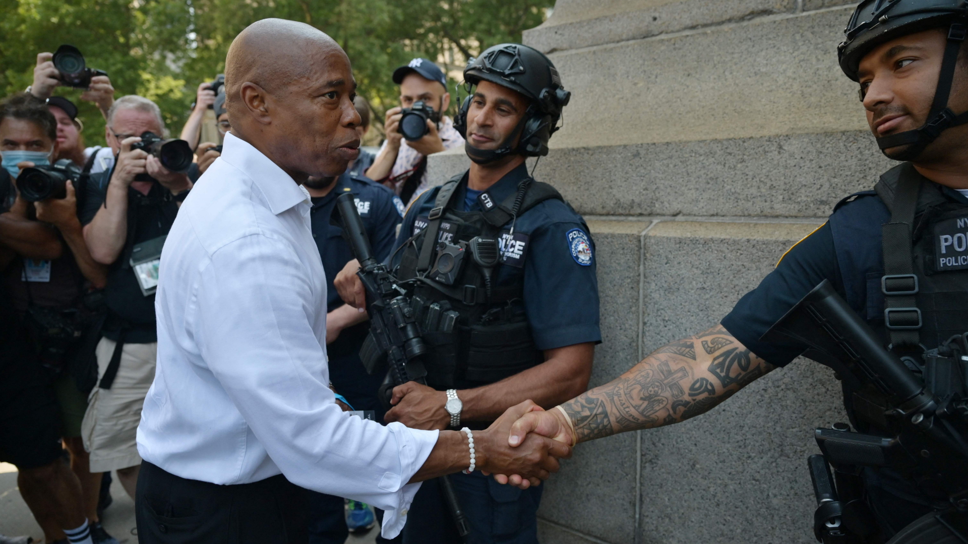 Eric Adams schüttelt einem New Yorker Polizisten die Hand. | AFP