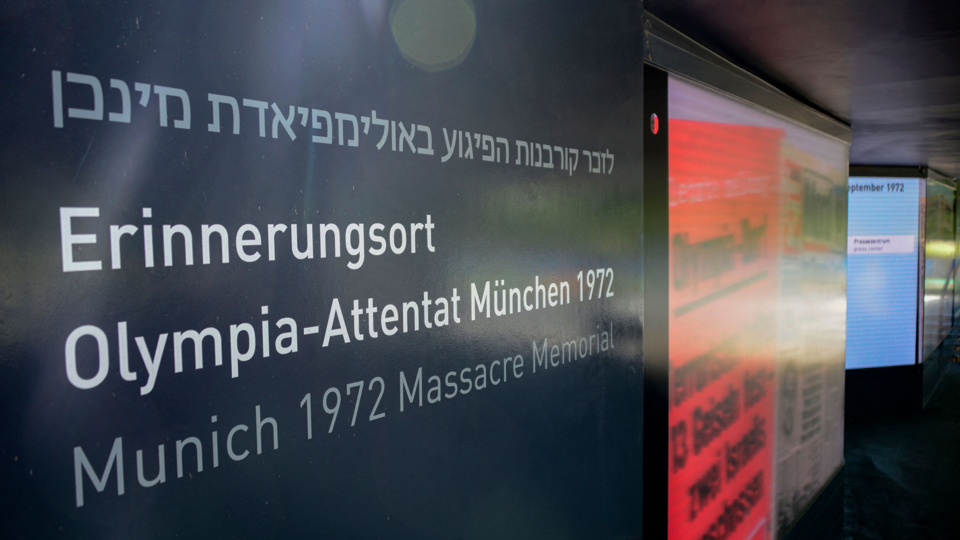 Verschiedenensprachiger Schriftzug am "Erinnerungsort Olympia-Attentat" im Olympia-Park in München. | AFP
