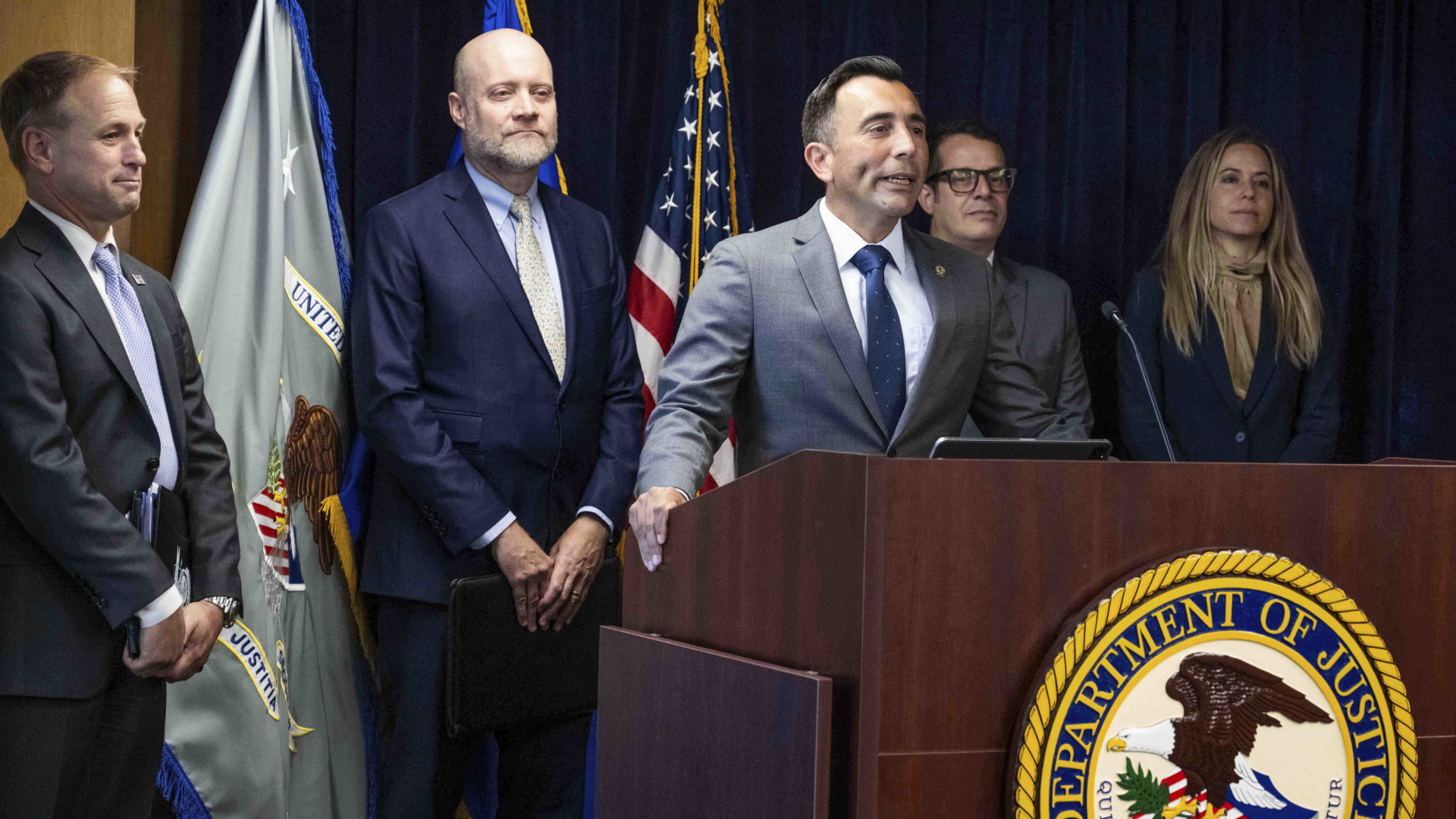 US-Staatsanwalt Martin Estrada kündigt  in Los Angeles die multinationale Löschaktion der Qakbot-Malware an