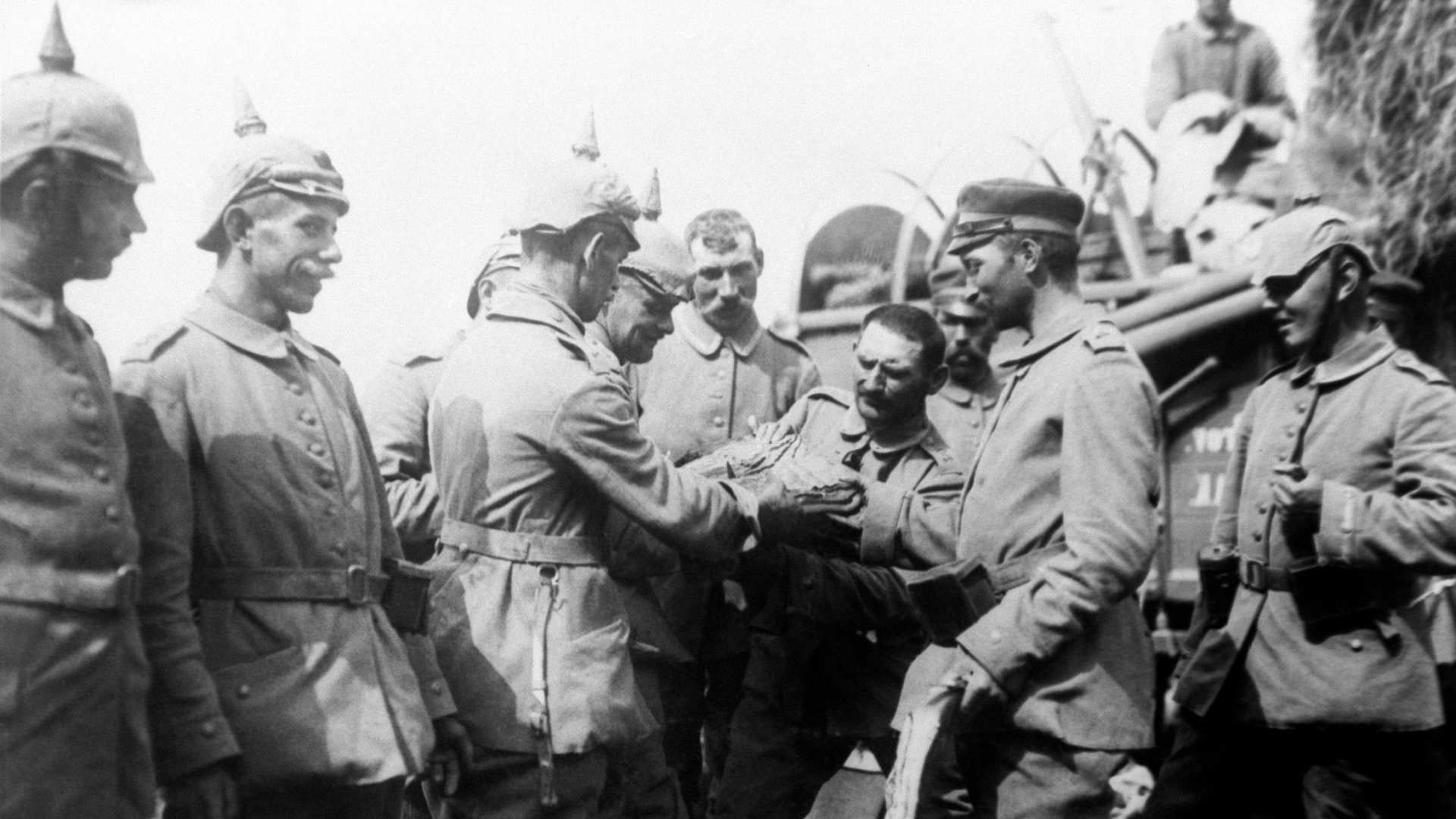 Deutsche Soldaten verteilen 1914 in Belgien unter sich den Proviant. | Bildquelle: dpa