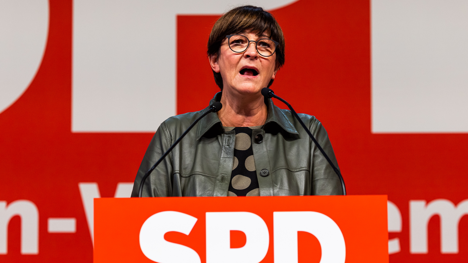 Die SPD-Co-Vorsitzende Saskia Esken hält ein Rede auf dem Landesparteitag in Baden-Württemberg. | dpa