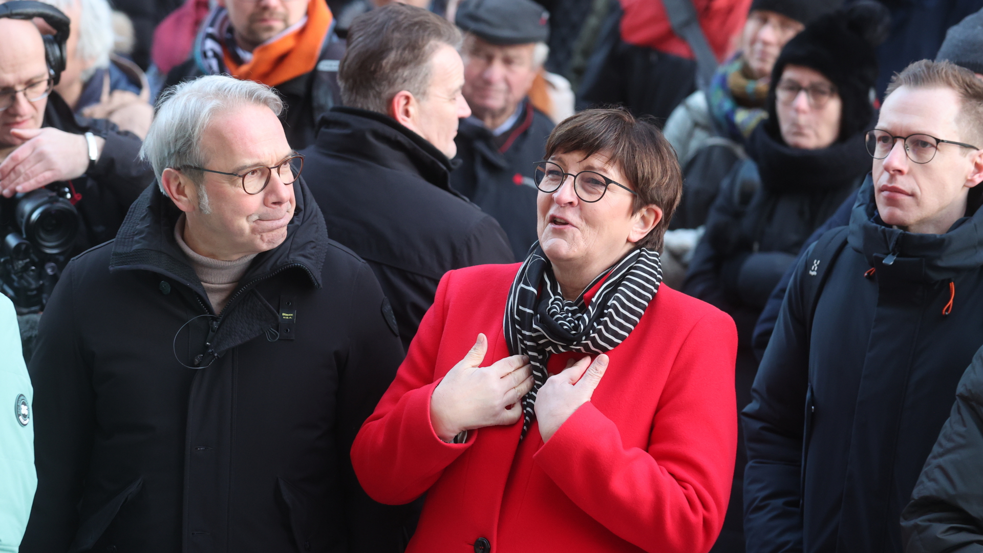 Georg Maier (l, SPD), Innenminister von Thüringen, und Saskia Esken, SPD-Bundesvorsitzende, stehen bei einer Demonstration gegen Rechtsextremismus auf dem Marktplatz. 
