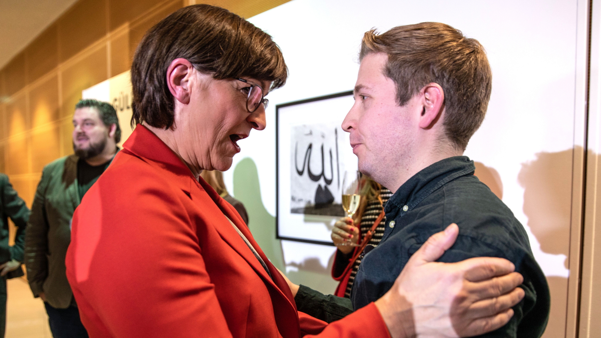 SPD-Parteichefin Saskia Esken umarmt Juso-Chef Kevin Kühnert zur Begrüßung. | OMER MESSINGER/EPA-EFE/REX