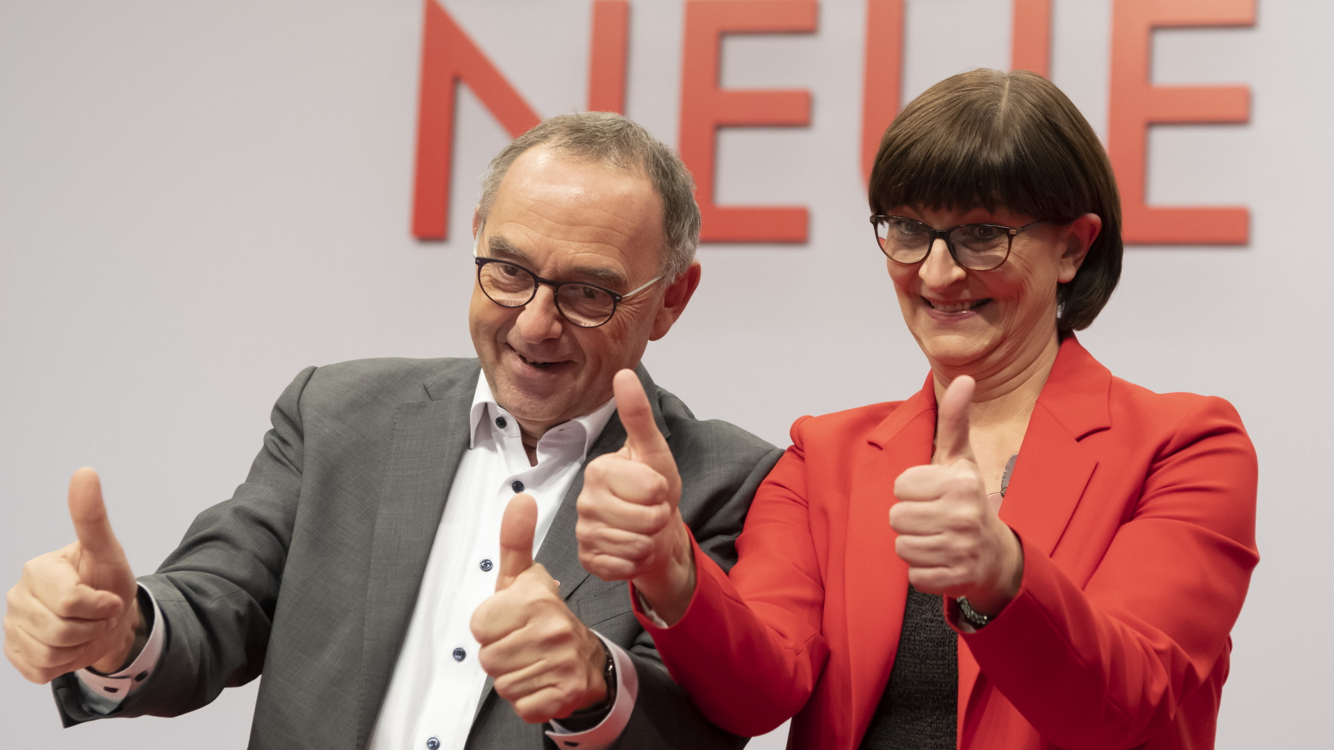 Saskia Esken und Norbert Walter-Borjans auf dem SPD-Parteitag | AP