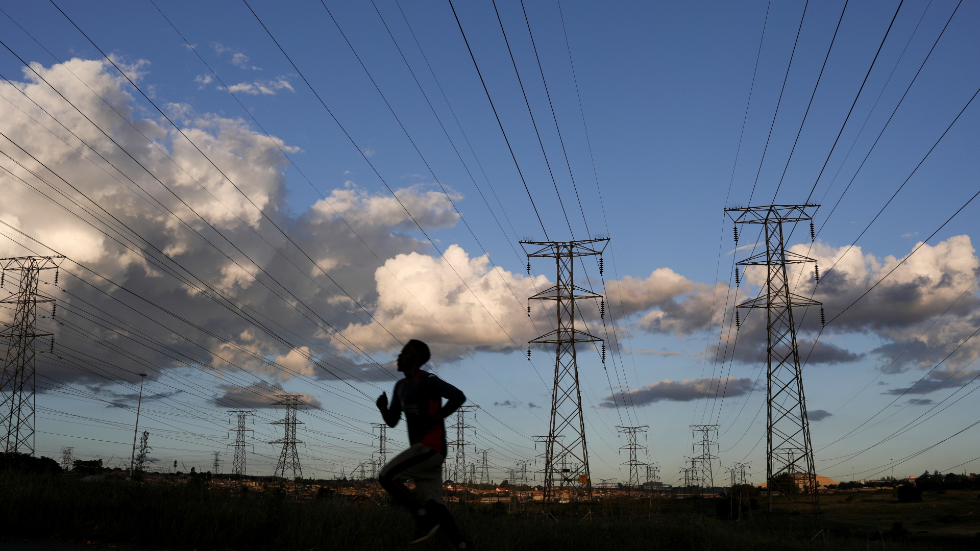 Mann läuft unter Stromleitungen in Soweto durch | REUTERS