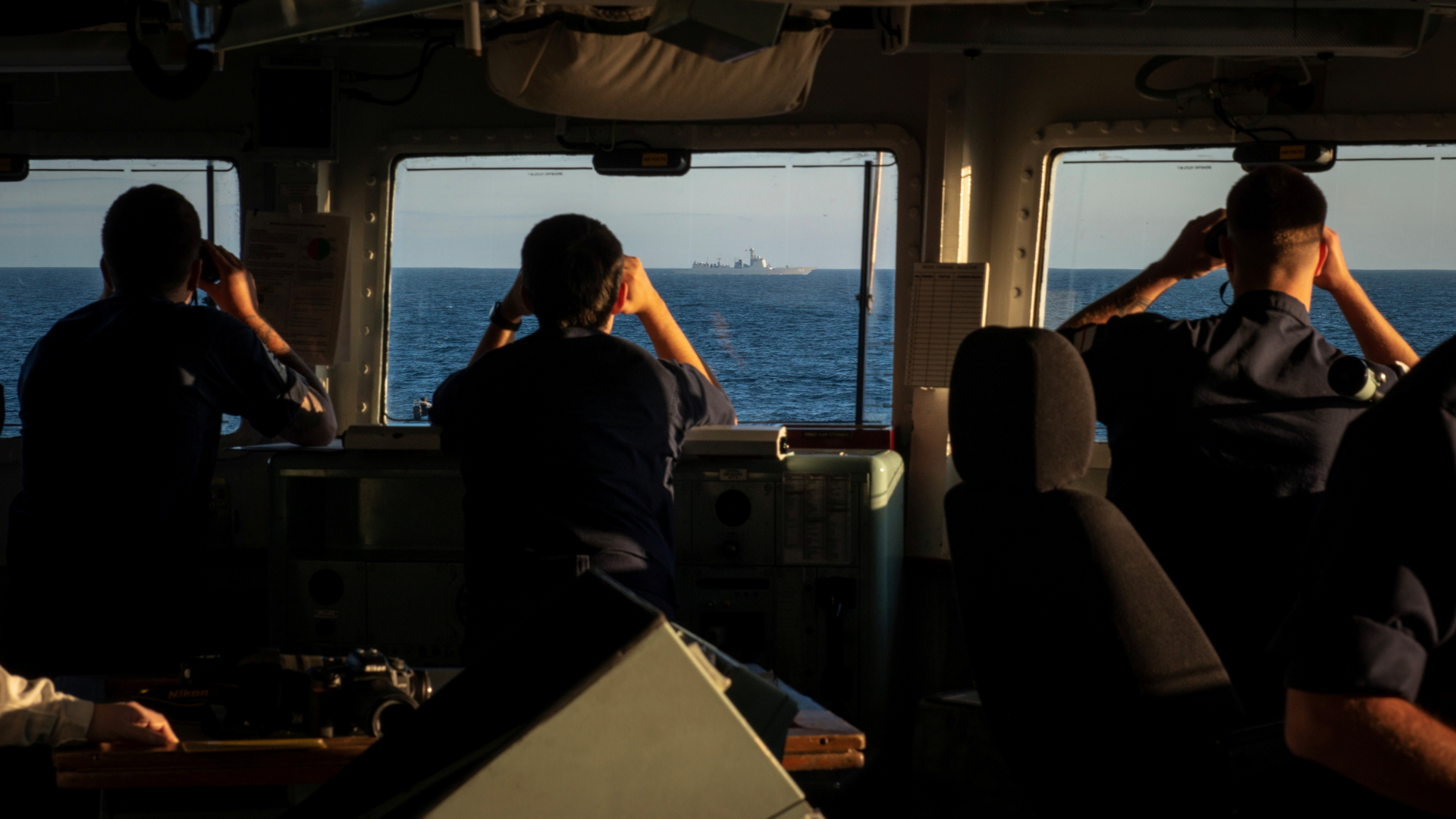 Dieses von der Royal Navy veröffentlichte Foto zeigt die Brückenbesatzung der Fregatte "St. Albans" bei der Eskorte eines chinesischen Kriegsschiffs durch den Ärmelkanal. | ROYAL NAVY
