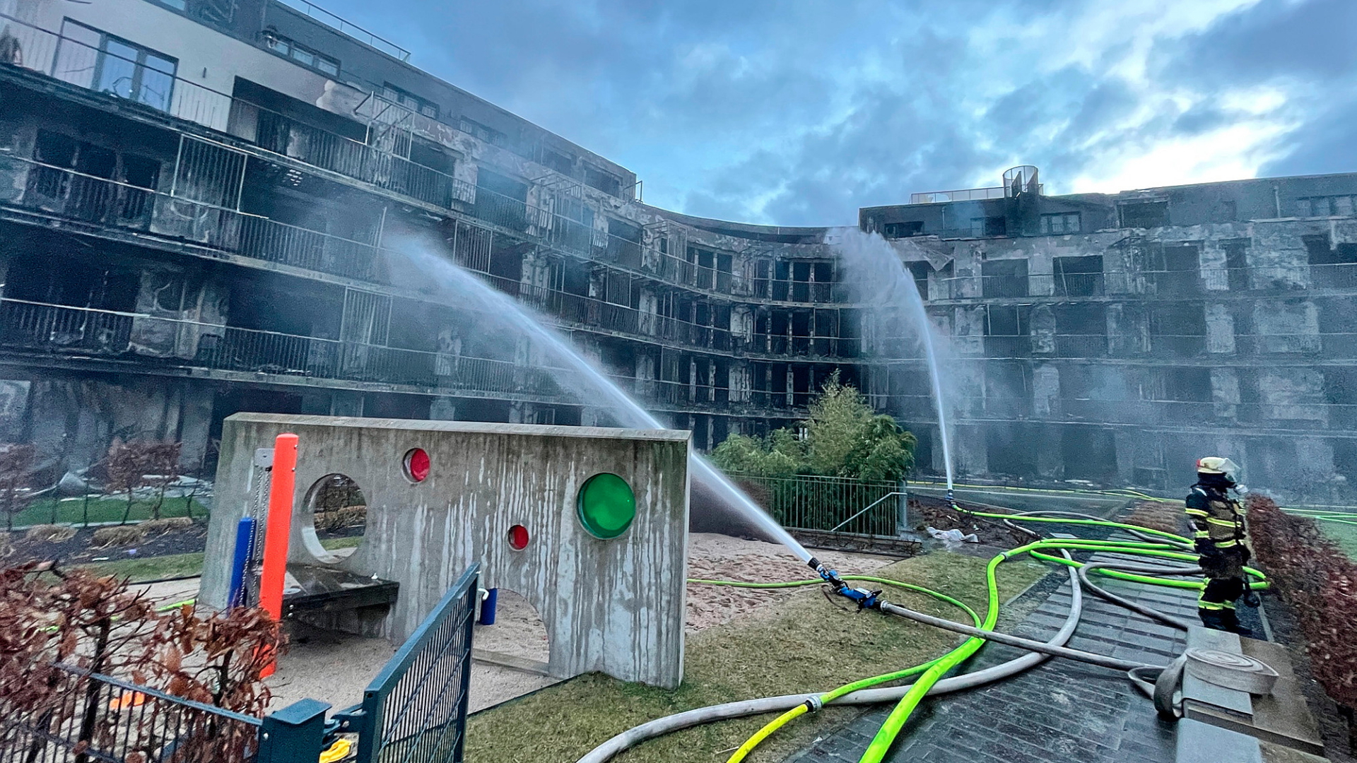 Die Feuerwehr löscht weiterhin einen ausgebrannten Wohnkomplex in Essen.  | dpa