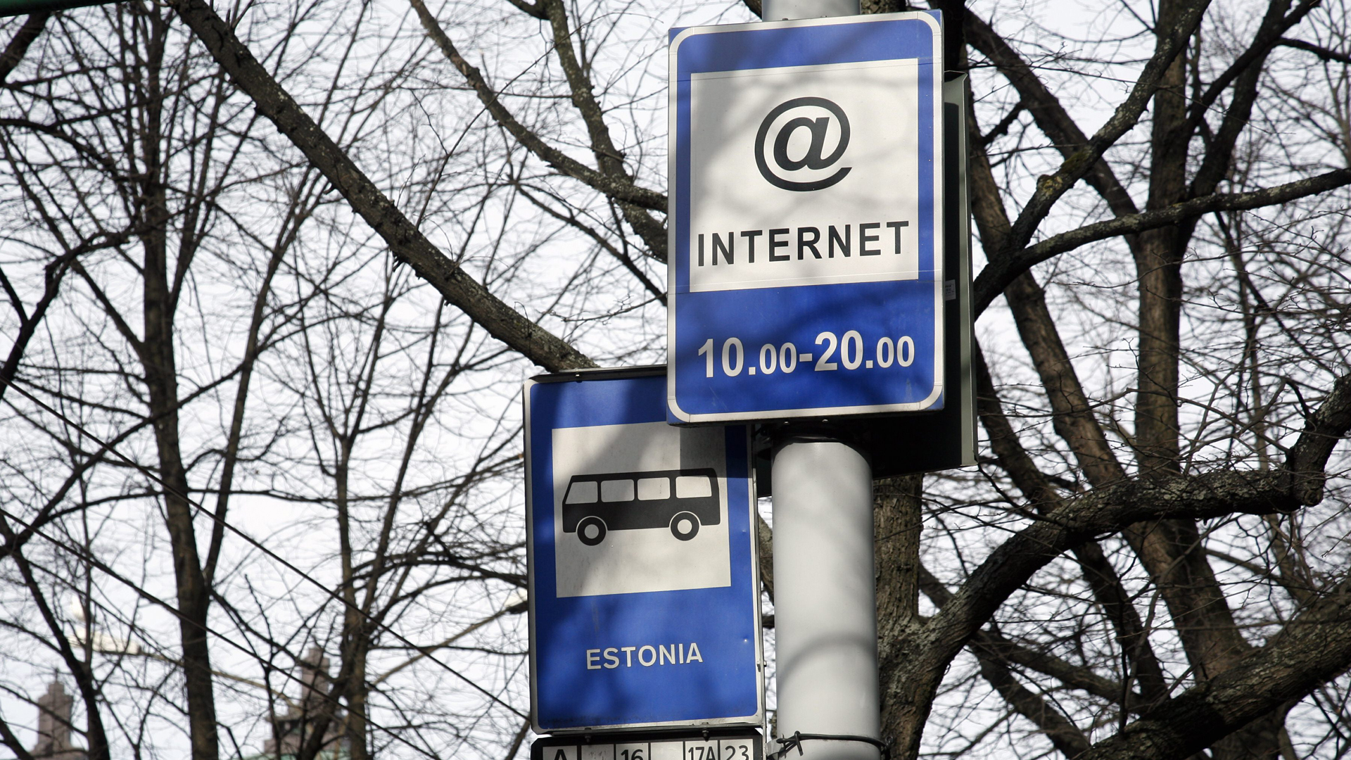 Einer der vielen kostenlosen und freien Internetzugänge Estlands: Im Park vor dem Estonia-Theater in Tallinn.