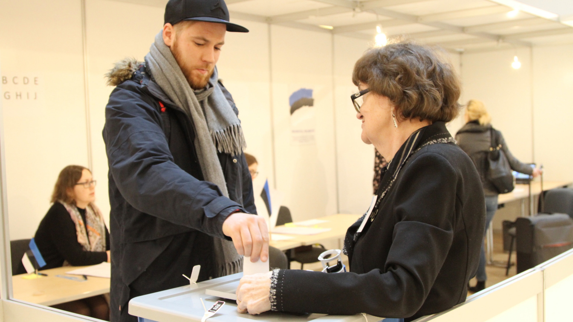 Ein Wähler gibt in einem Wahllokal in Tallinn seine Stimme ab. | dpa