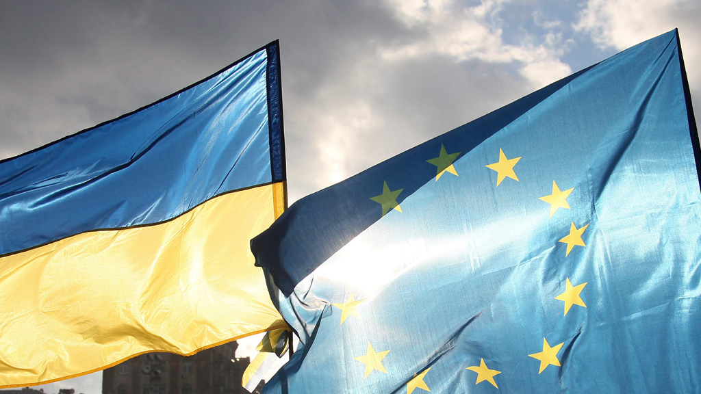 Flaggen Ukraine und EU