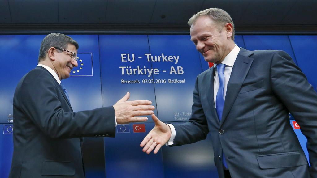 Der türkische Ministerpräsident Davutoglu gibt EU Ratspräsident Tusk die Hand