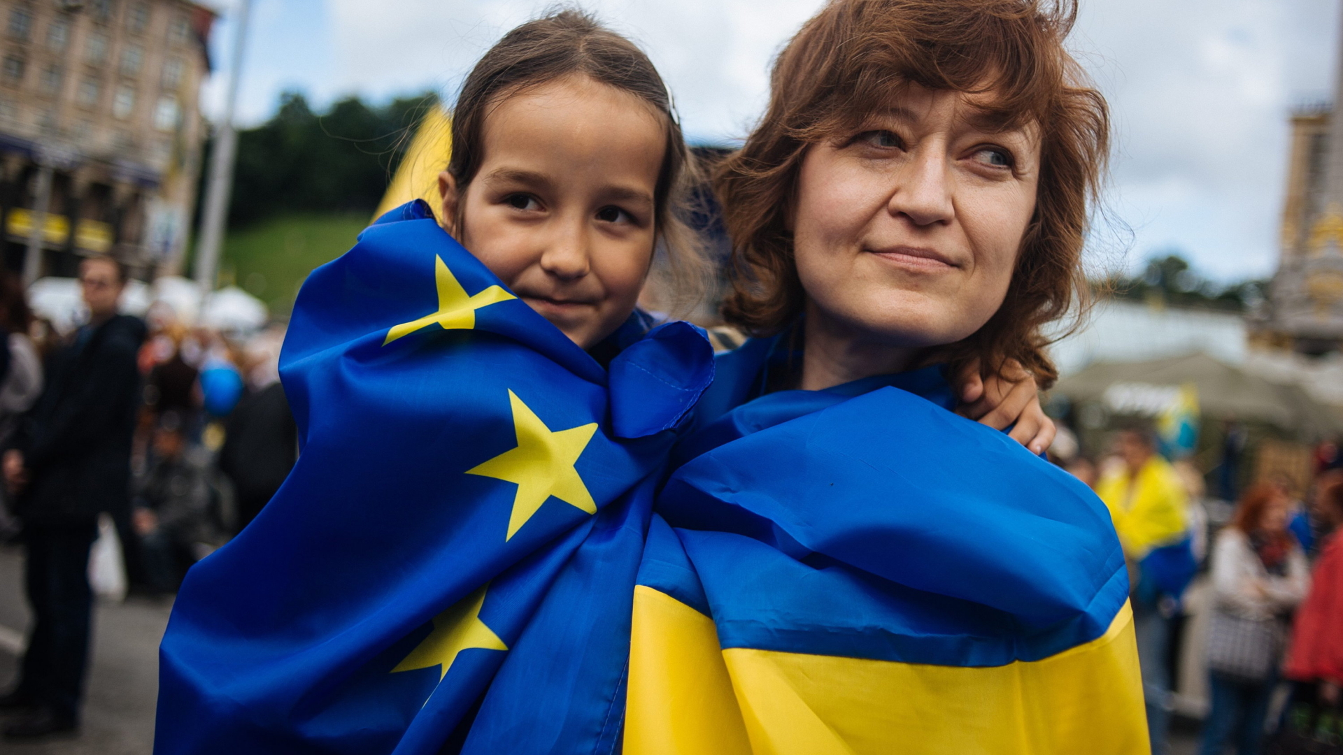 EU- und ukrainische Flagge