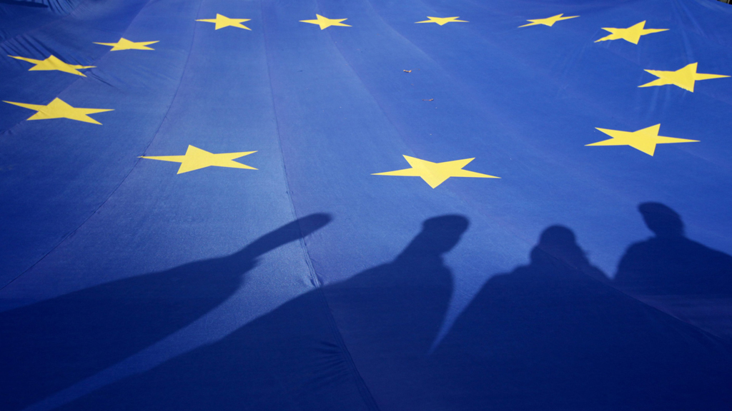 Schatten auf einer EU-Fahne | null