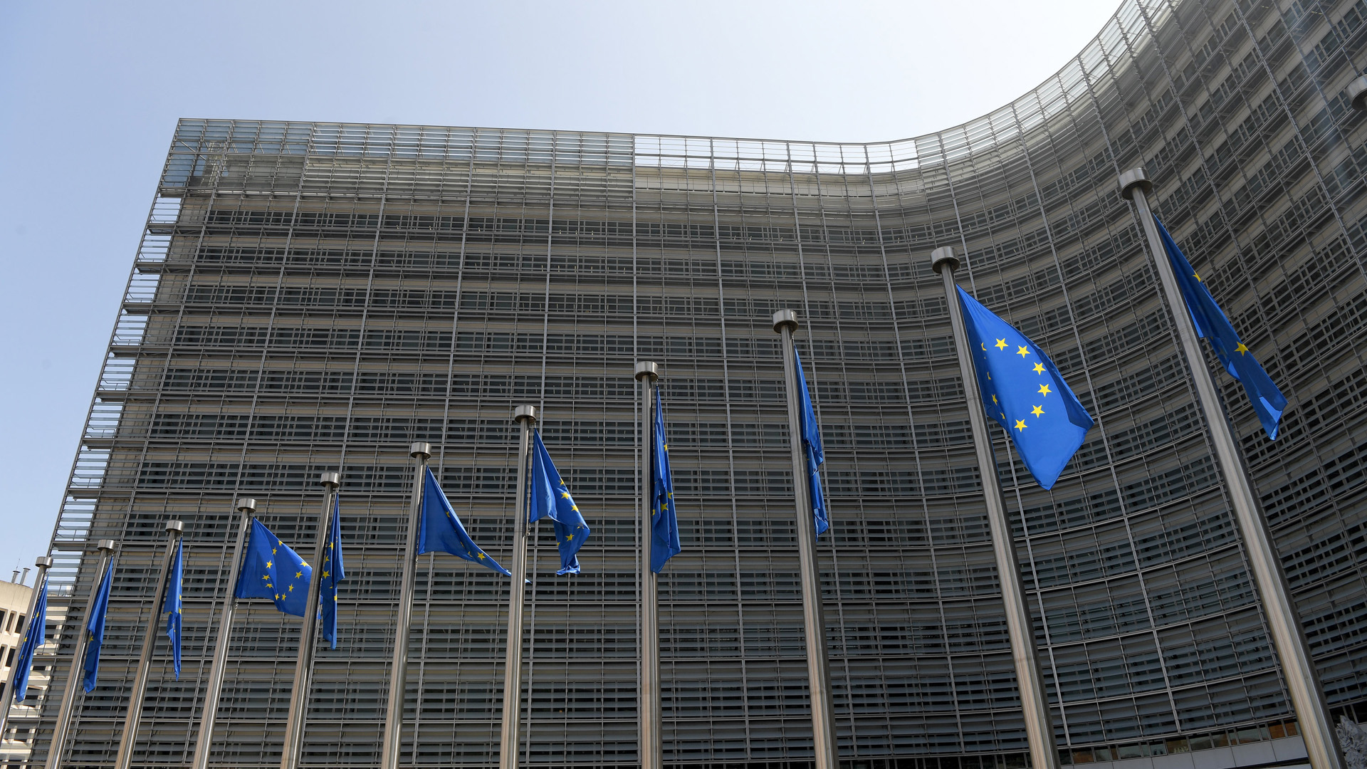 Vor dem Berlaymont-Gebäude in Brüssel, der Sitz der EU-Kommission, stehen EU-Flaggen. | dpa