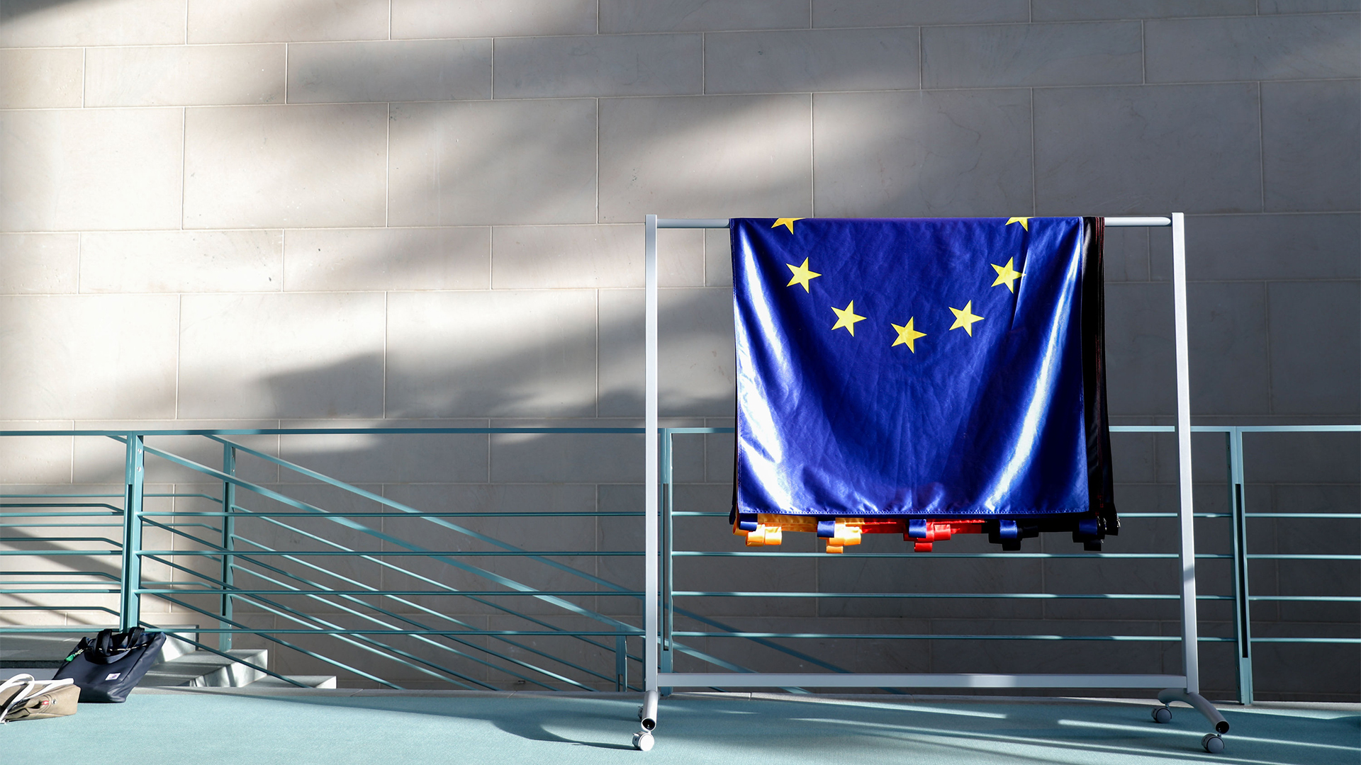 EU-Fahne hängt über Ständer | dpa