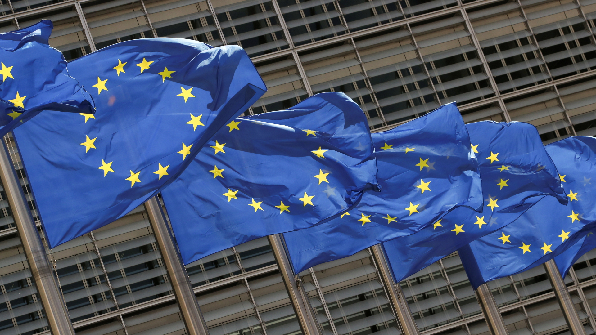 EU-Flaggen wehen vor dem Sitz der EU-Kommission in Brüssel