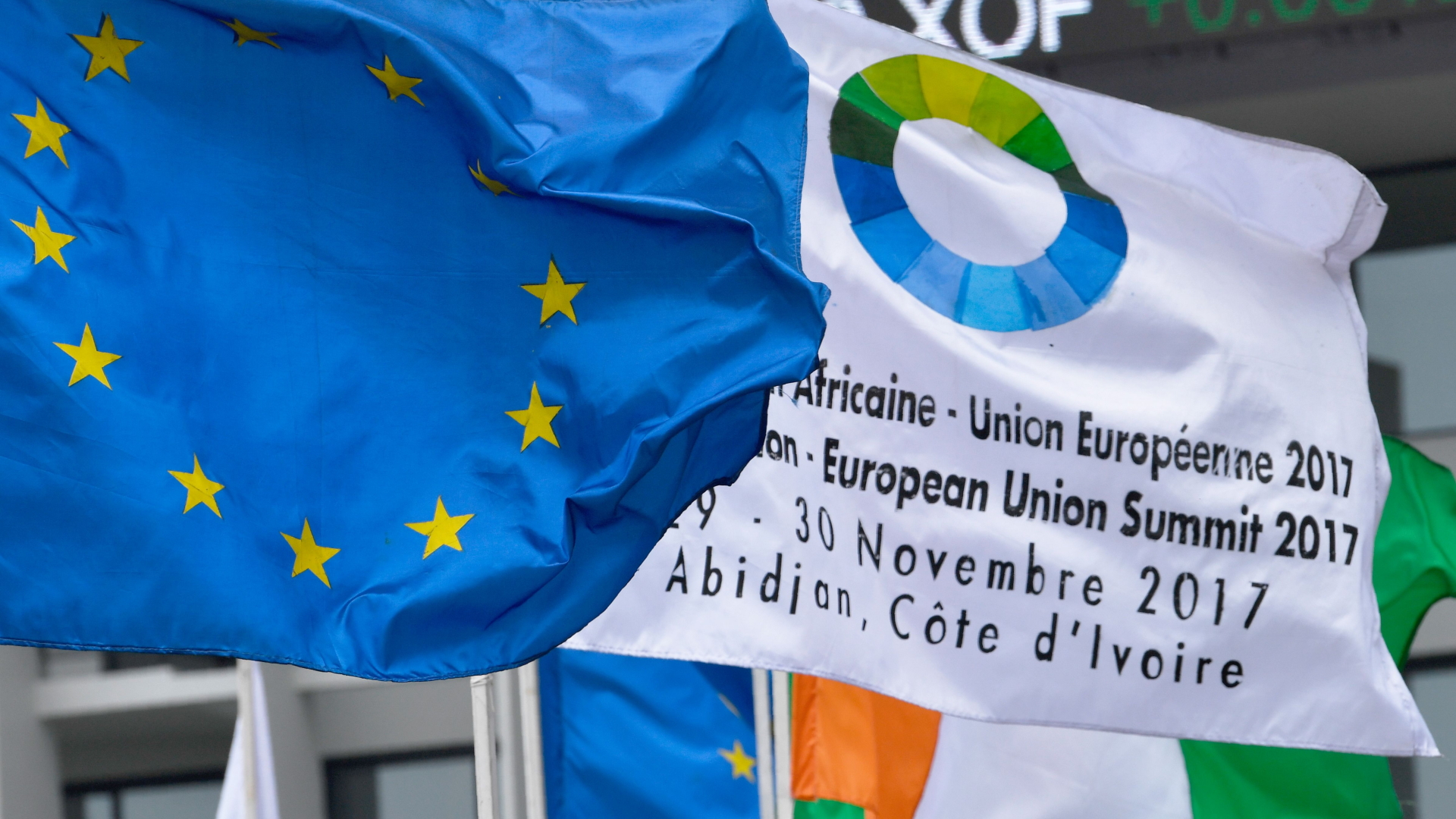 Die Flagge der EU und weht neben der Veranstaltungsflagge des Gipfels in Abidjan.