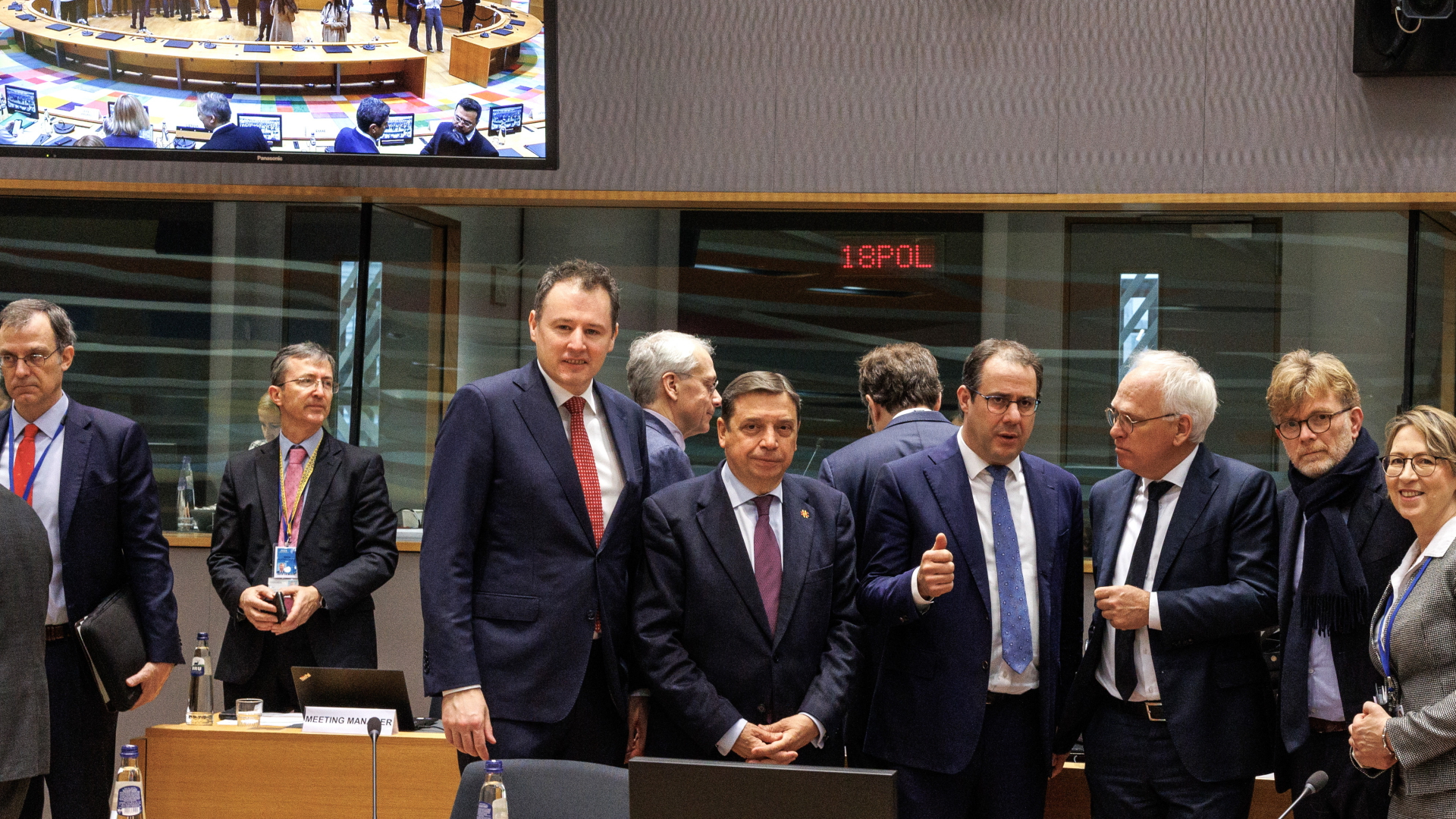 Charlie McConalogue, Luis Planas Puchades, David Clarinval, Piet Adema, Marc Fesneau und Sari Essayah (mittig vorne, von links nach rechts) beim EU-Agrarministertreffen in Brüssel