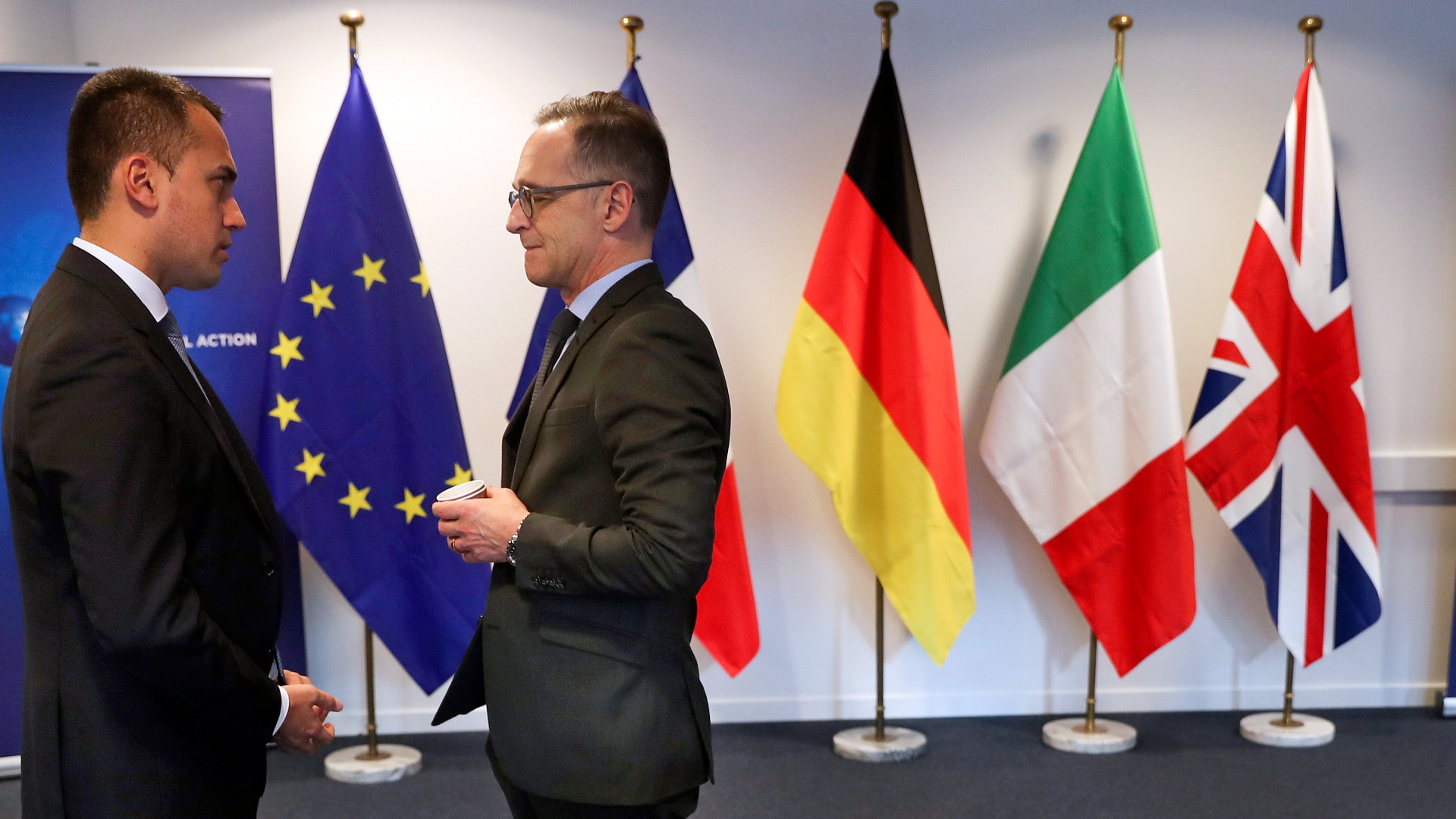 Heiko Maas (r), Außenminister von Deutschland, unterhält sich mit Luigi Di Maio, Außenminister von Italien, vor einem gemeinsamen Treffen (Außenminister).
