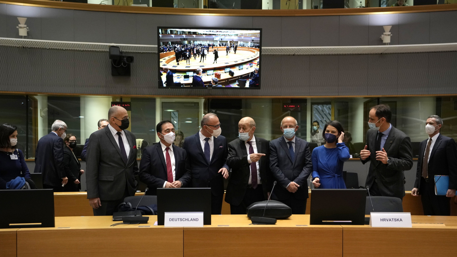 Mehrere der EU-Außenministerinnen und -minister bei ihrem Treffen in Brüssel | AP