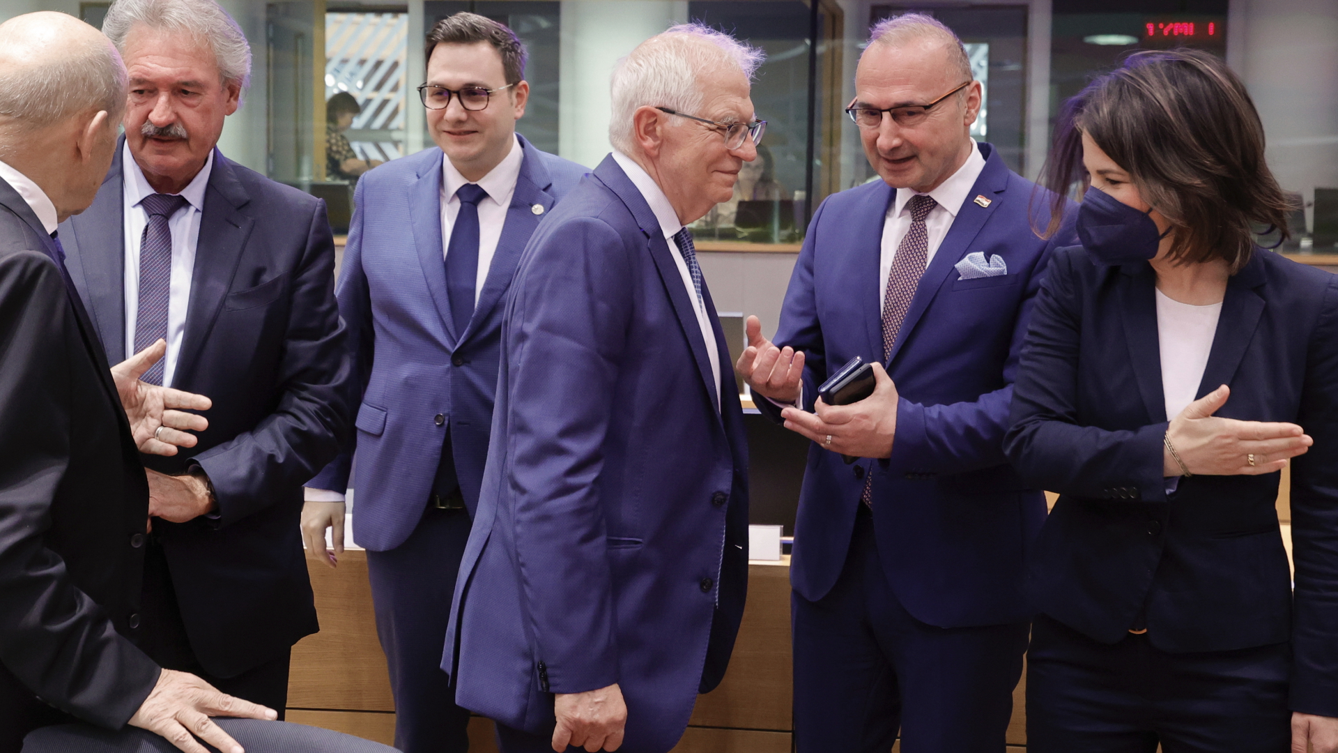 U.a. Luxemburgs Außenminister Asselborn, der EU-Außenbeauftragte Borrell und Bundesaußenministerin Baerbock sprechen zu Beginn des Treffens der EU-Außenminister im Europarat. | dpa