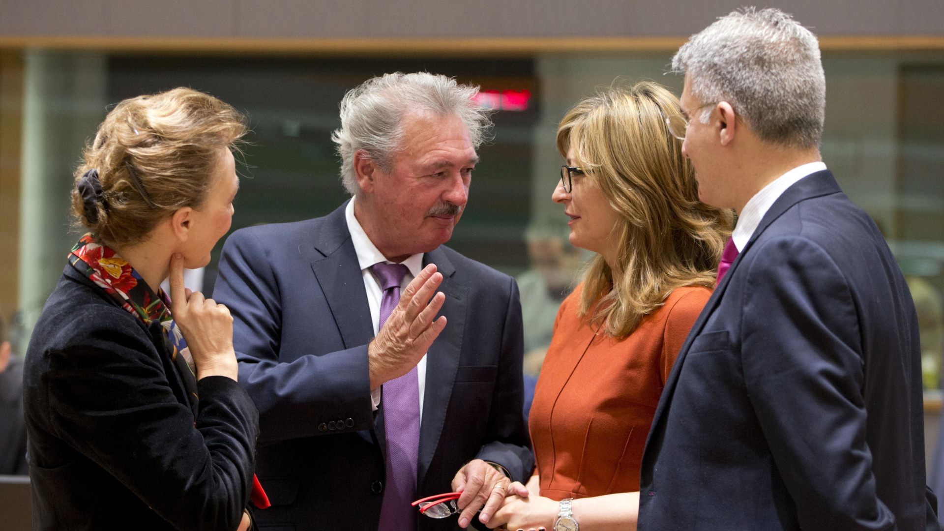 Luxemburgs Außenminister Jean Asselborn unterhält sich bei einem EU-Treffen mit der bulgarischen Außenministerin Ekaterina Zaharieva. | dpa