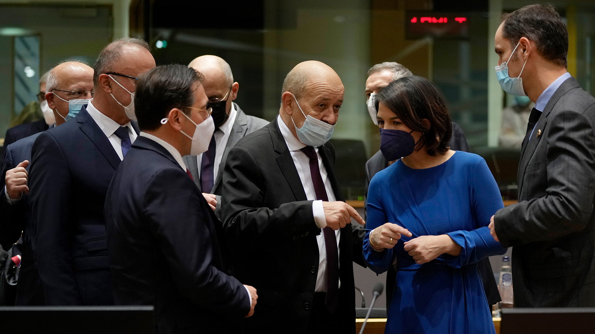 Annalena Baerbock und Jean-Yves Le Drian, während eines Treffen der EU-Außenminister. | picture alliance/dpa/AP