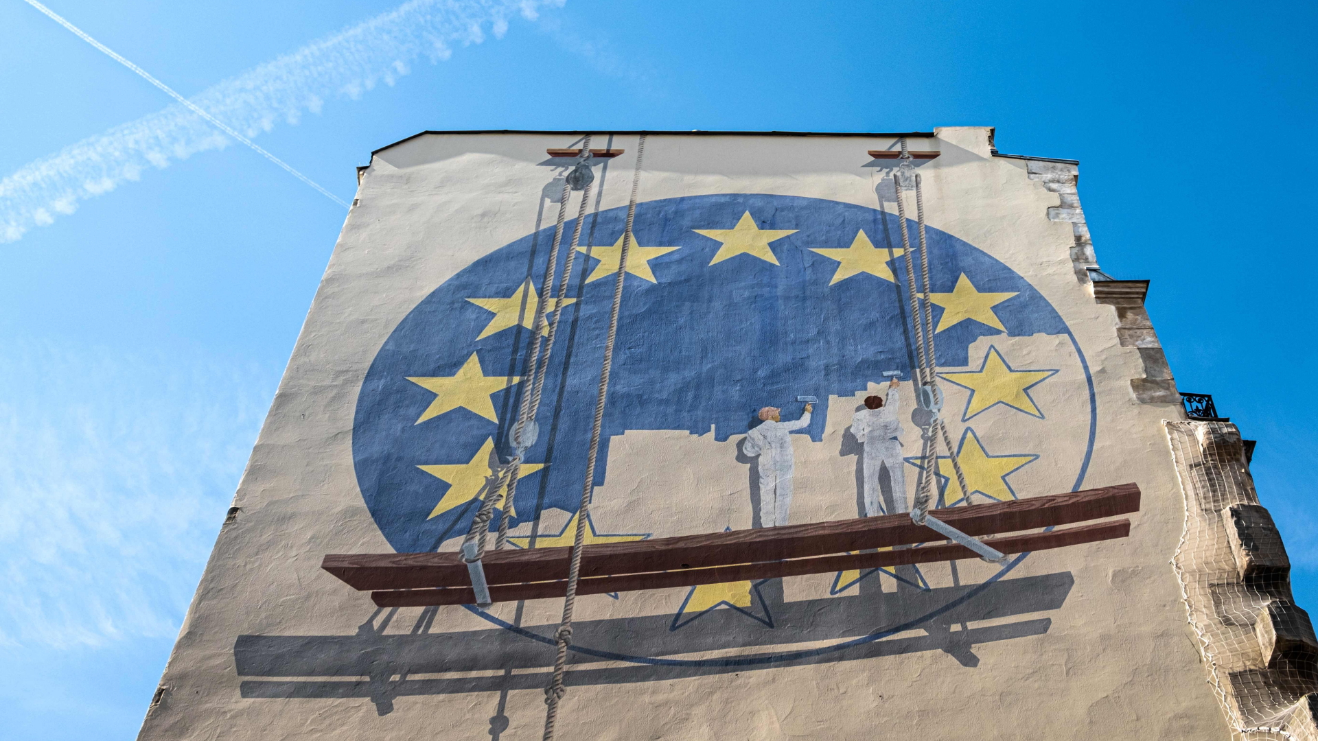 Gemälde an einer Pariser Gebäudefassade: Das Symbol der Europäischen Union wird von Arbeitern auf die Wand gepinselt. | AFP