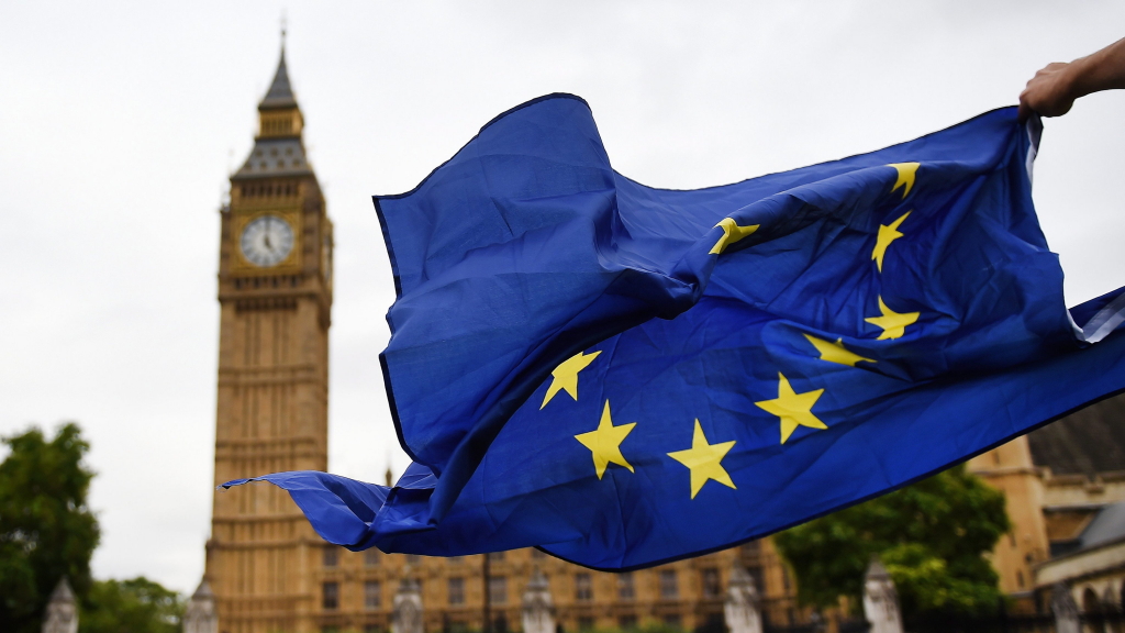 Jemand hält die Flagge der EU in den Wind, im Hintergrund steht das Londoner Wahrzeichen Big Ben. | dpa