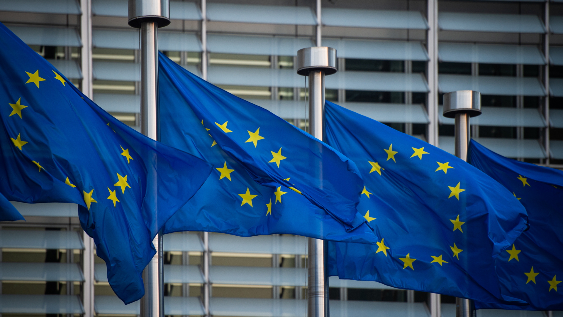 Flaggen der Europäischen Union wehen im Wind vor dem Berlaymont-Gebäude der Europäischen Kommission in Brüssel. | dpa