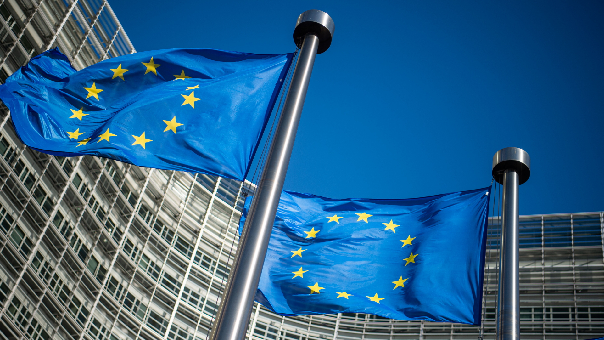 Flaggen der Europäischen Union wehen im Wind vor dem Berlaymont-Gebäude, dem Sitz der Europäischen Kommission.  | dpa