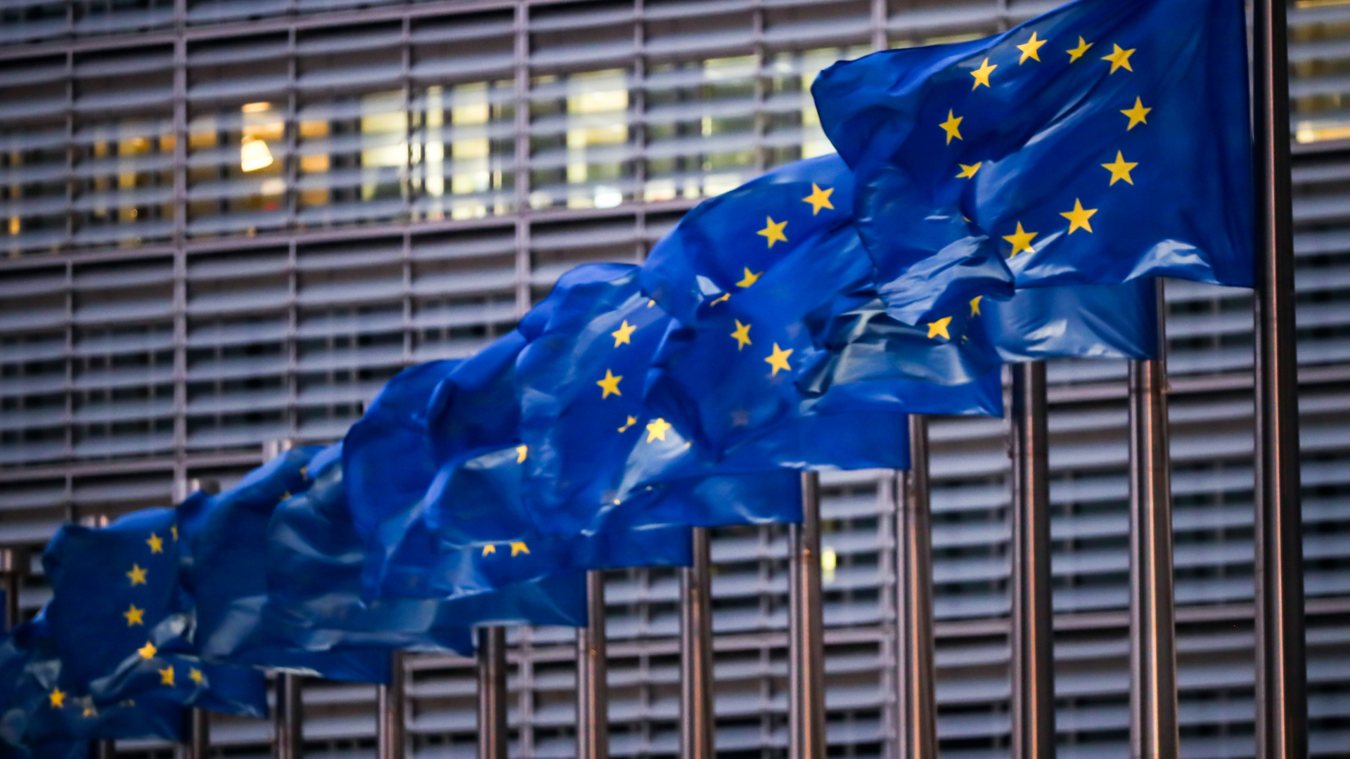 Europaflaggen wehen vor dem Sitz der EU-Kommission in Brüssel. | dpa